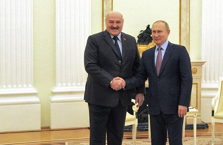 Dwaj mężczyźni w starszym wieku ściskają sobie dłonie i uśmiechają się do zdjęcia, Łukaszenka i Putin