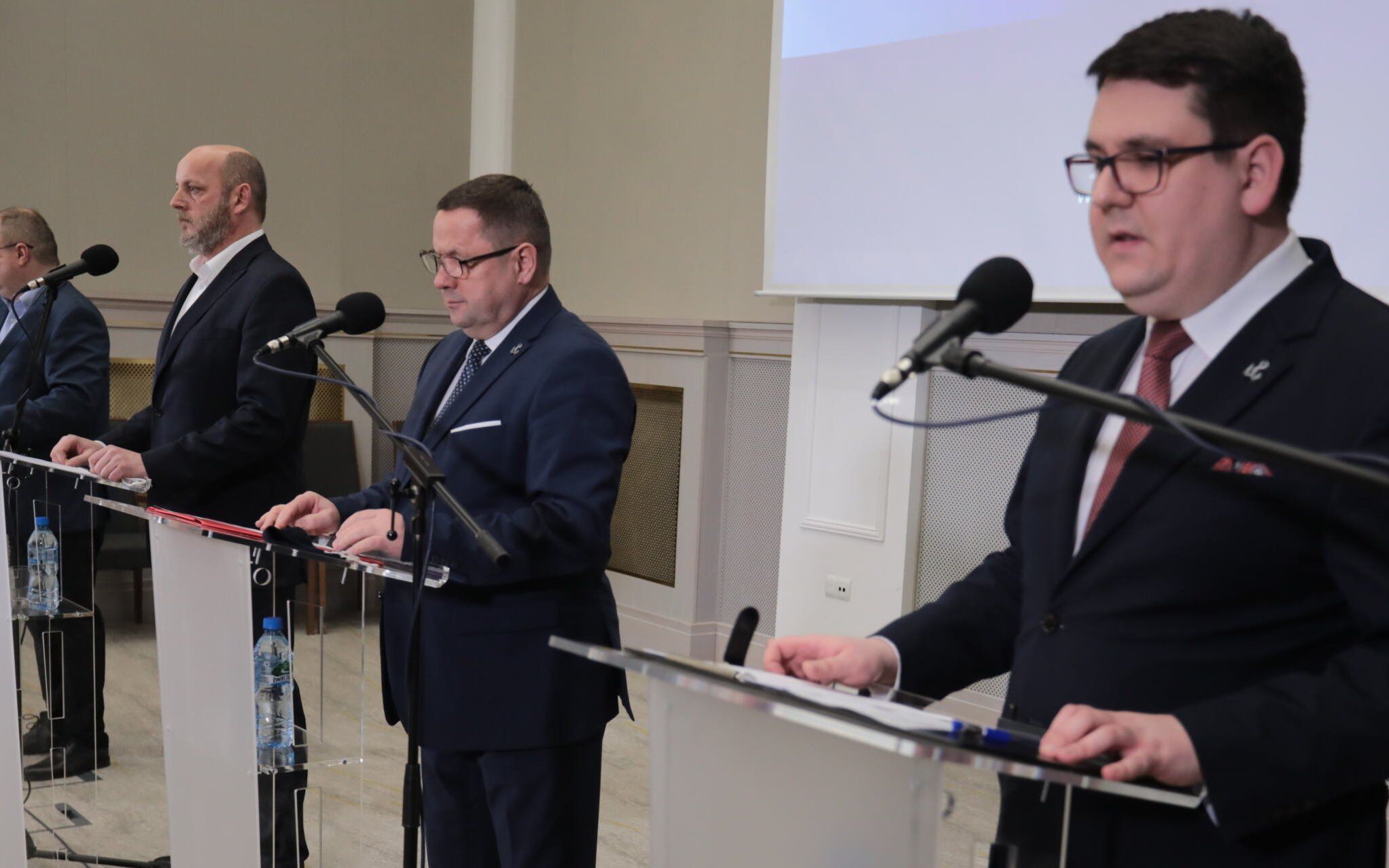 07.02.2022 Warszawa , ulica Filtrowa 57 . 103. rocznica utworzenia Najwyzszej Izby Kontroli Panstwa - siedziba NIK . Dyrektor Biura Informatyki Michal Czech (L) , kierownik Biura Bezpieczenstwa Grzegorz Marczak (2L) , radca prezesa NIK Janusz Pawelczyk (2P), rzecznik prasowy NIK Lukasz Pawelski (P)   podczas konferencji prasowej Najwyzszej Izby Kontroli ws cyberatakow na urzadzenia NIK  .    
Fot. Slawomir Kaminski / Agencja Wyborcza.pl