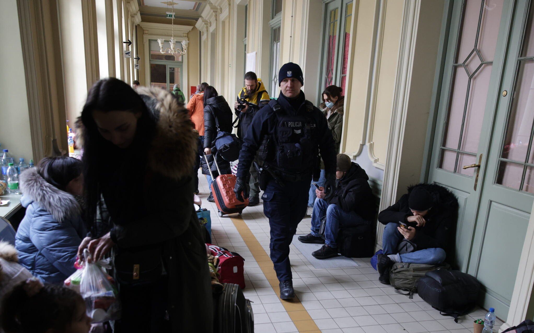 02.03.2022 Przemysl . Dworzec Glowny PKP . Uchodzcy z Ukrainy uciekajacy w zwiazku w zwiazku z wojna rozpoczeta w Ukrainie przez Rosje . 
 Fot. Lukasz Cynalewski / Agencja Wyborcza.pl