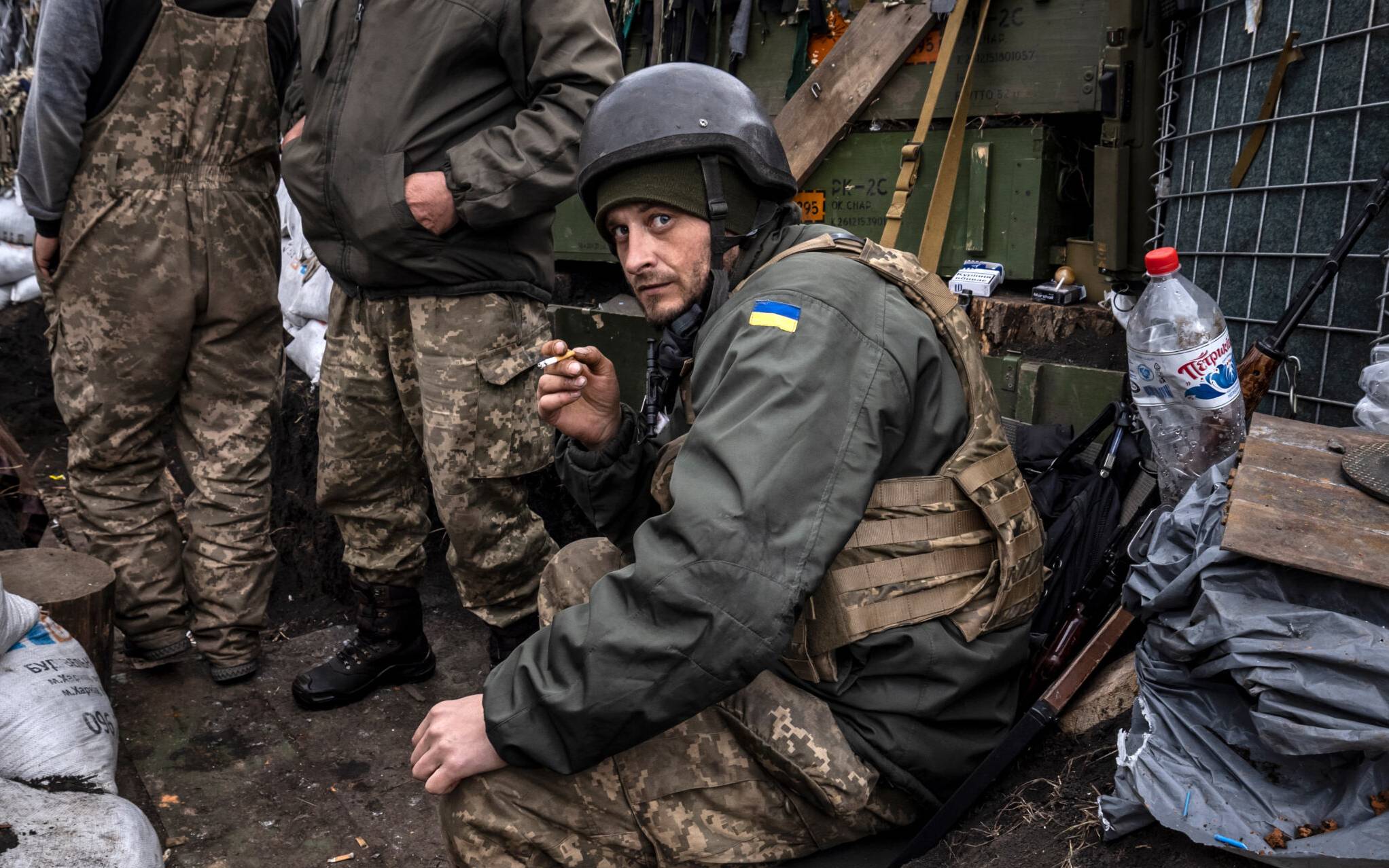 A Ukrainian serviceman smokes a cigaret in a trench at the front line east of Kharkiv on March 31, 2022. - Russian forces are repositioning in Ukraine to strengthen their offensive on the Donbass, Nato said on March 31, 2022, on the 36th day of the Russian-Ukrainian conflict, as shelling continues in Kharkiv (north) and Mariupol (south). (Photo by FADEL SENNA / AFP)