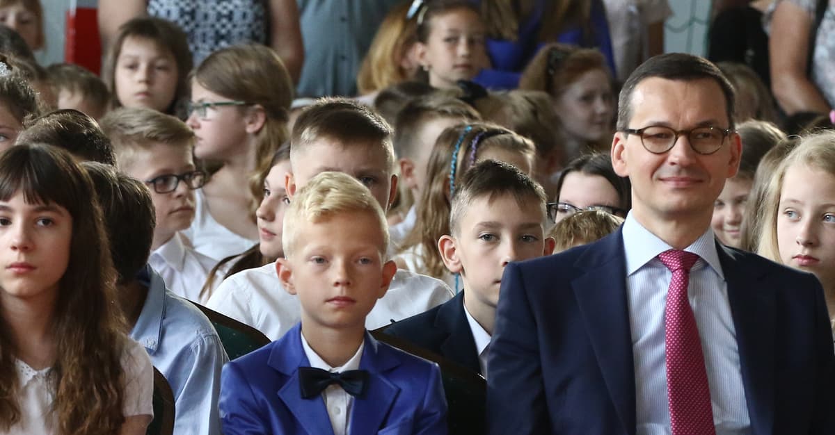 Zarabiasz mniej niż 10,5 tys. zł? Dostaniesz emeryturę minimalną. Tak Morawiecki chce ratować dzietność