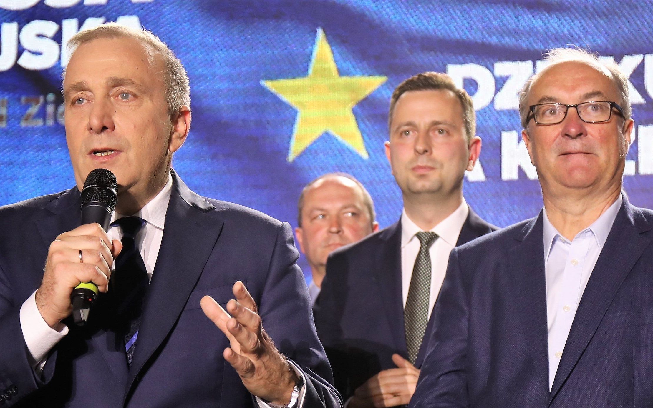 26.05.2019 Warszawa , ulica Foksal 2 . Endorfina Foksal . Wybory do Parlamentu Europejskiego . Slawomir Nitras , Grzegorz Schetyna , Wladyslaw Kosiniak - Kamysz , Wlodziemierz Czarzasty , Katarzyna Lubnauer , Marek Kossakowski podczas wieczoru wyborczego Koalicji Europejskiej .
Fot. Maciek Jazwiecki / Agencja Gazeta