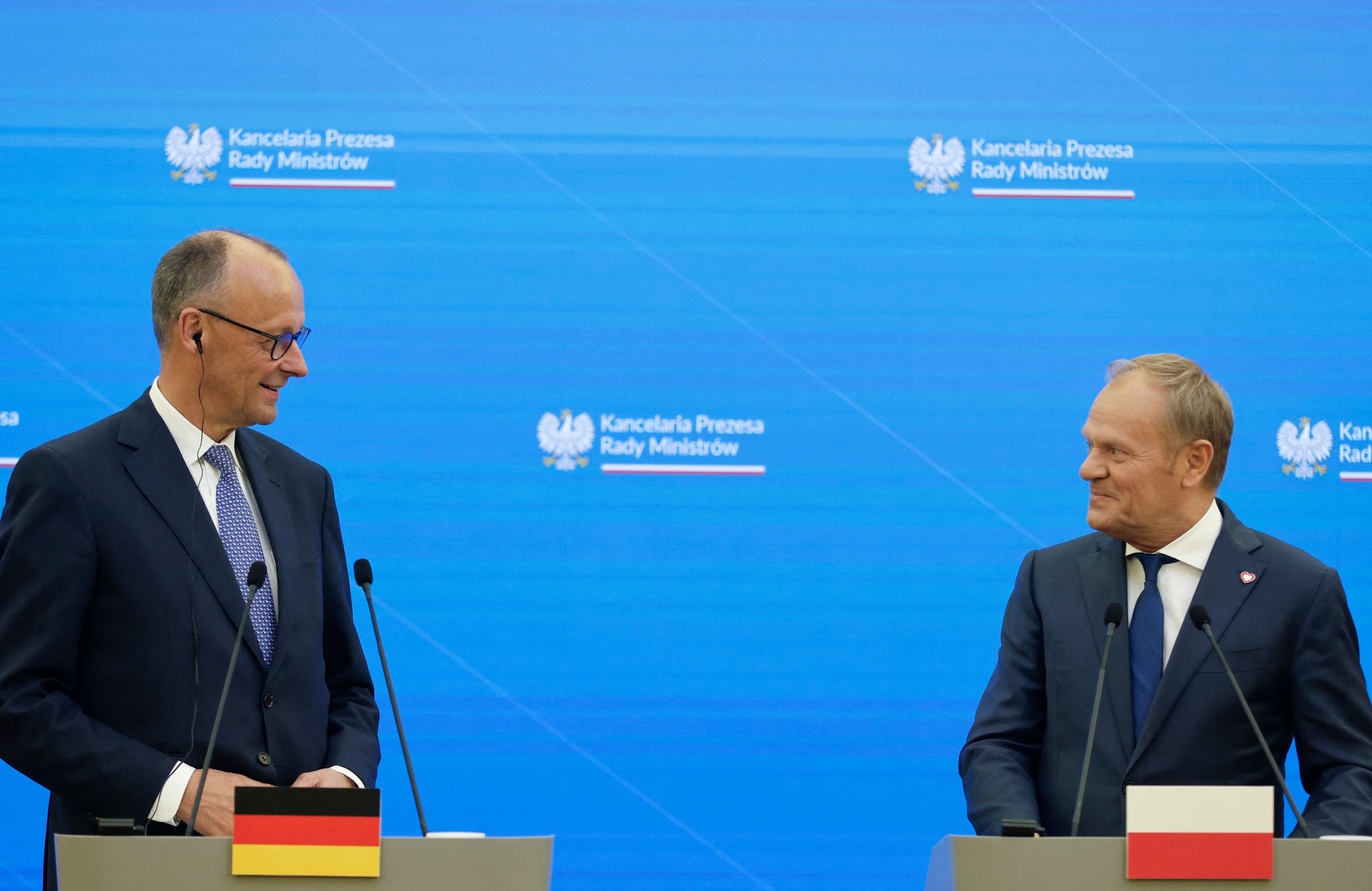 Premier Polski Donald Tusk oraz kanclerz Niemiec Friedrich Merz podczas wspólnej konferencji prasowej 8 maja 2025.