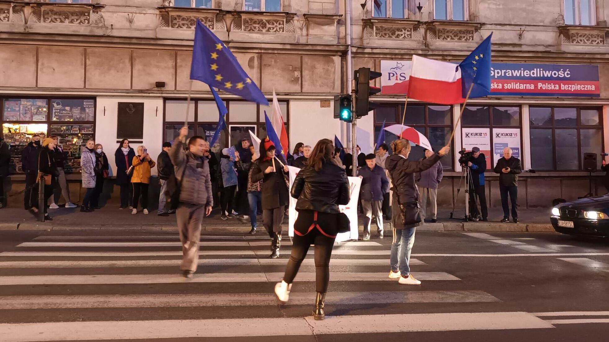 Zdjęcie: ludzie zdemonstrują z flagami Polski i UE