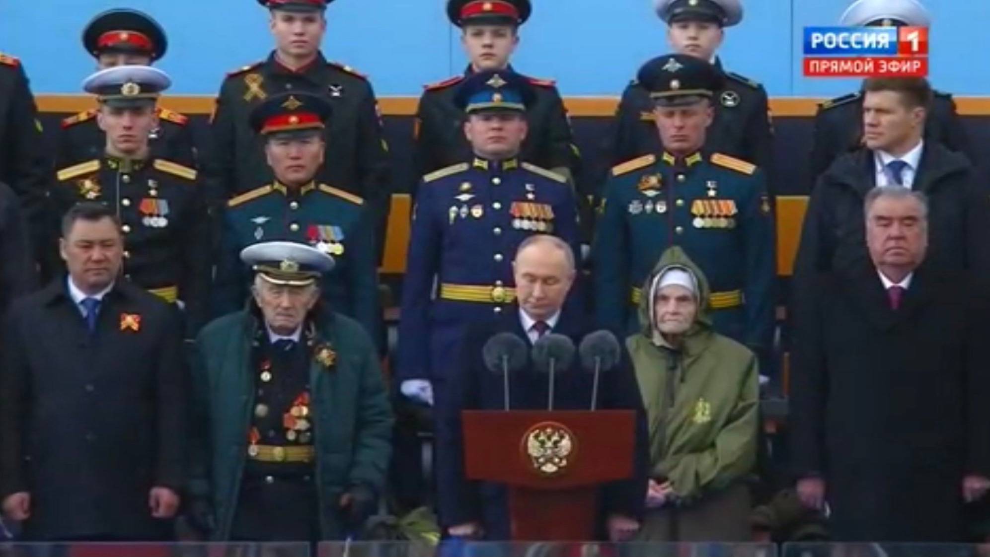 Putin przemawia wśród ołnierzy i starców