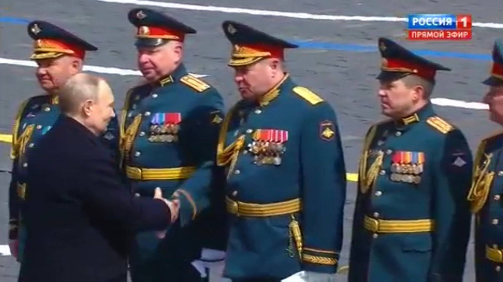 Putin i wojskowi w mundurach