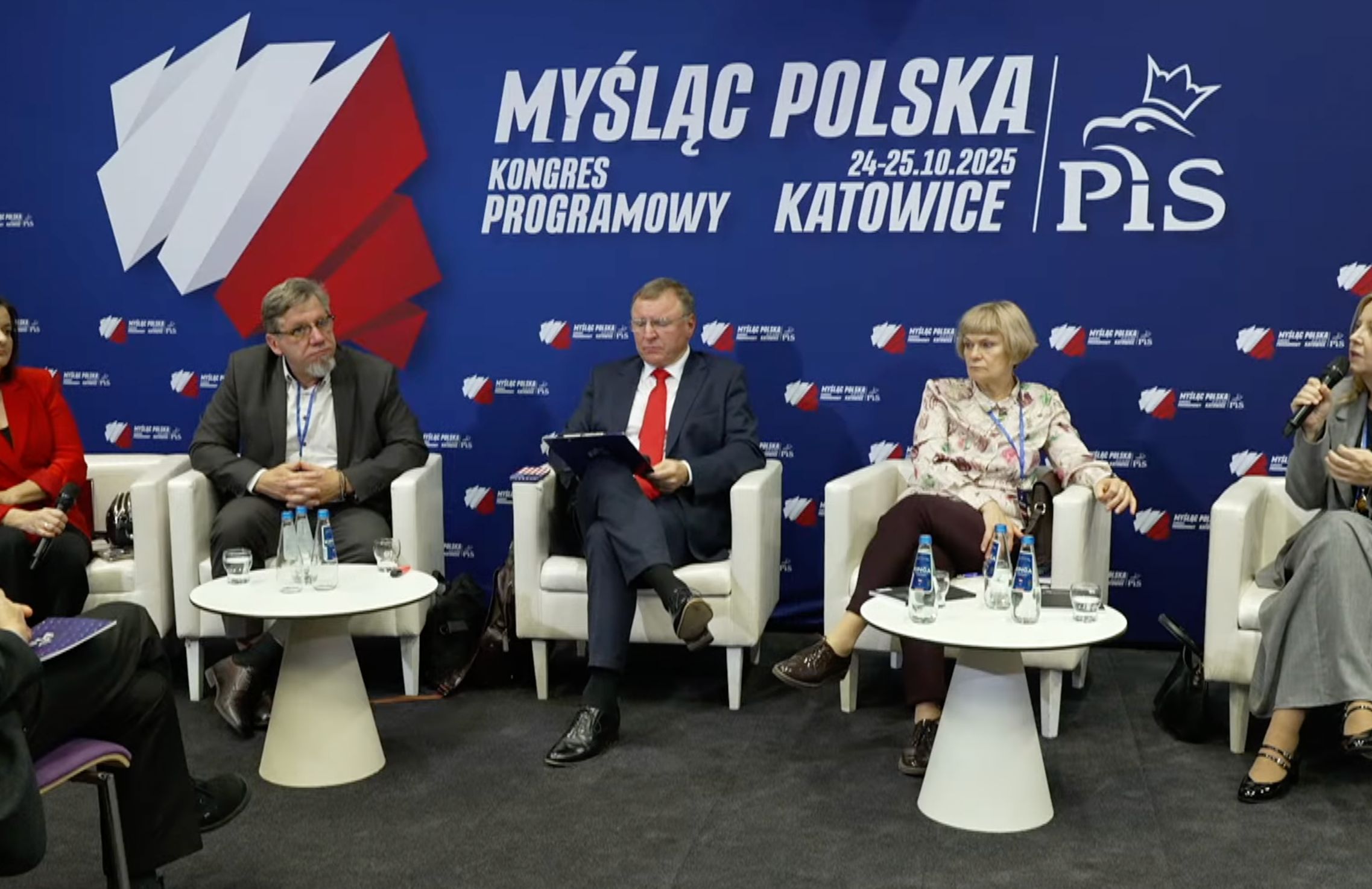 Od lewej: Jolanta Hajdasz, Witold Kołodziejski, Jacek Kurski, Dorota Kania, Joanna Lichocka. Debata o mediach publicznych podczas konwencji programowej PiS, 25 października 2025