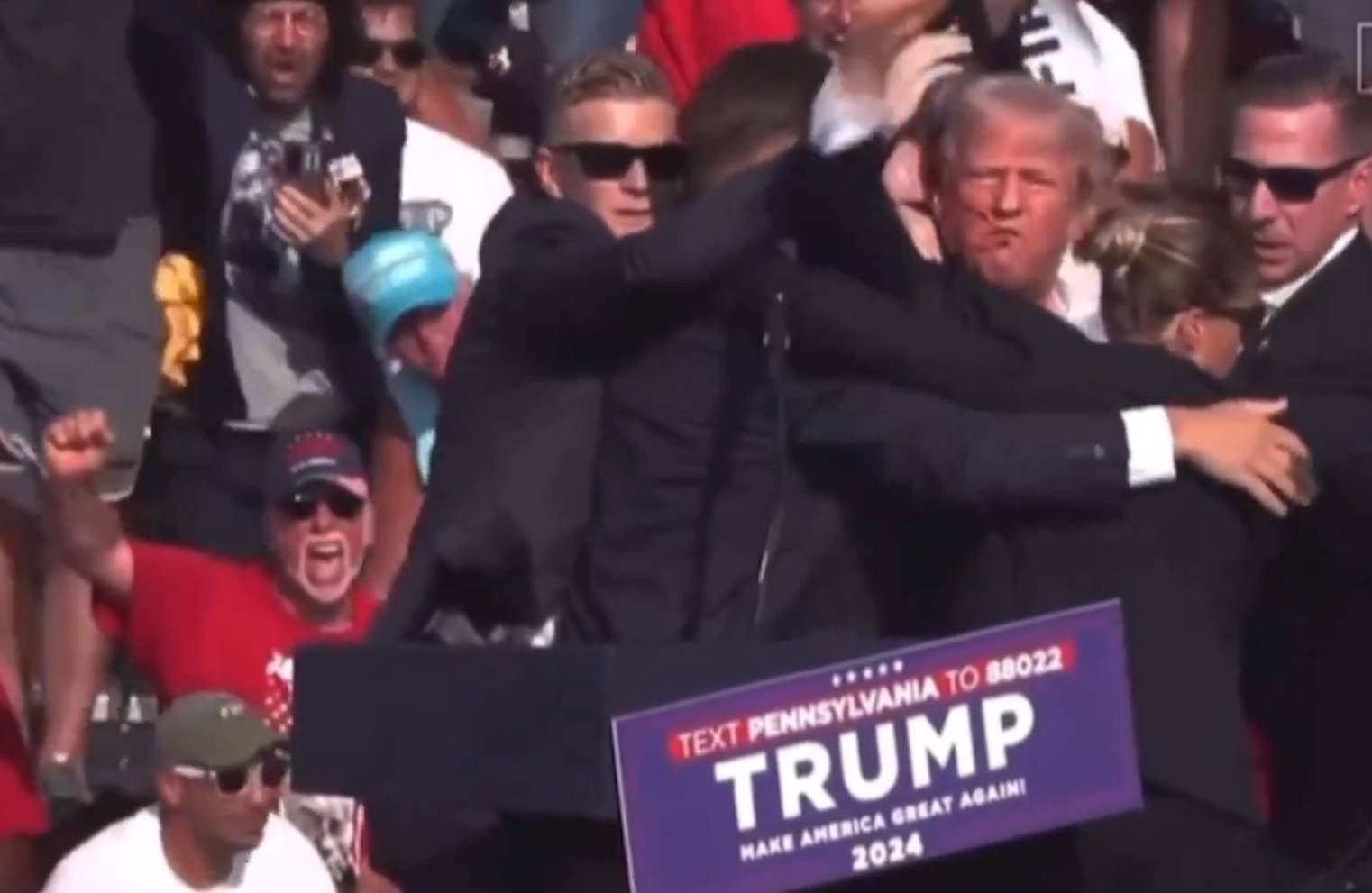 Trump ściągany ze sceny przez agentów Secret Service