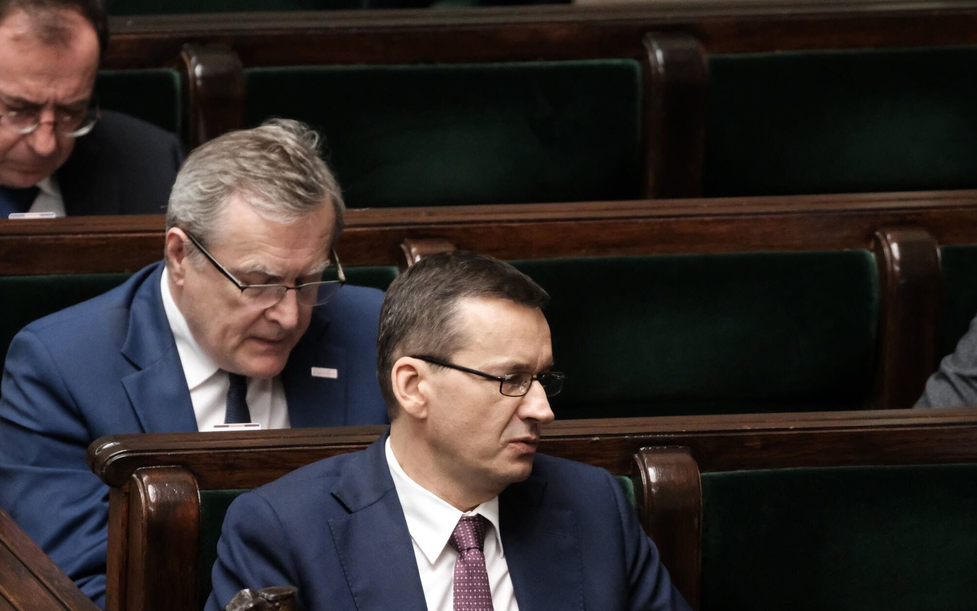 19.06.2020 Warszawa . Sejm . Poslowie podczas wieczornego bloku glosowan , miedzy innymi nad poprawkami Senatu w sprawie dodatku solidarnosciowego , nad bonem turystycznym i nad tarcza antykryzysowa 4 . 0 . Na zdjeciu : Minister kultury i dziedzictwa narodowego Piotr Glinski i premier Mateusz Morawiecki . 
Fot. Slawomir Kaminski / Agencja Gazeta