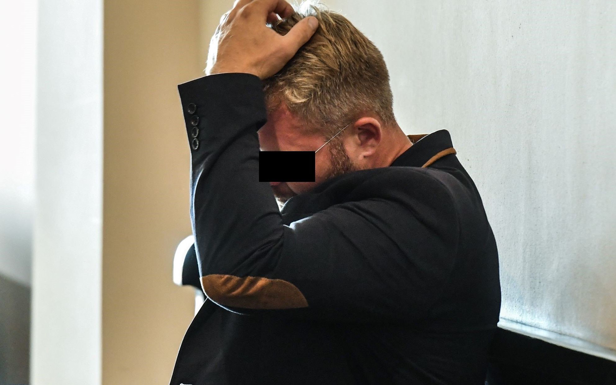 Grafika do artykułu Bezgraniczna łaskawość prokuratury dla b. polityka PiS oskarżonego o znęcanie się nad żoną