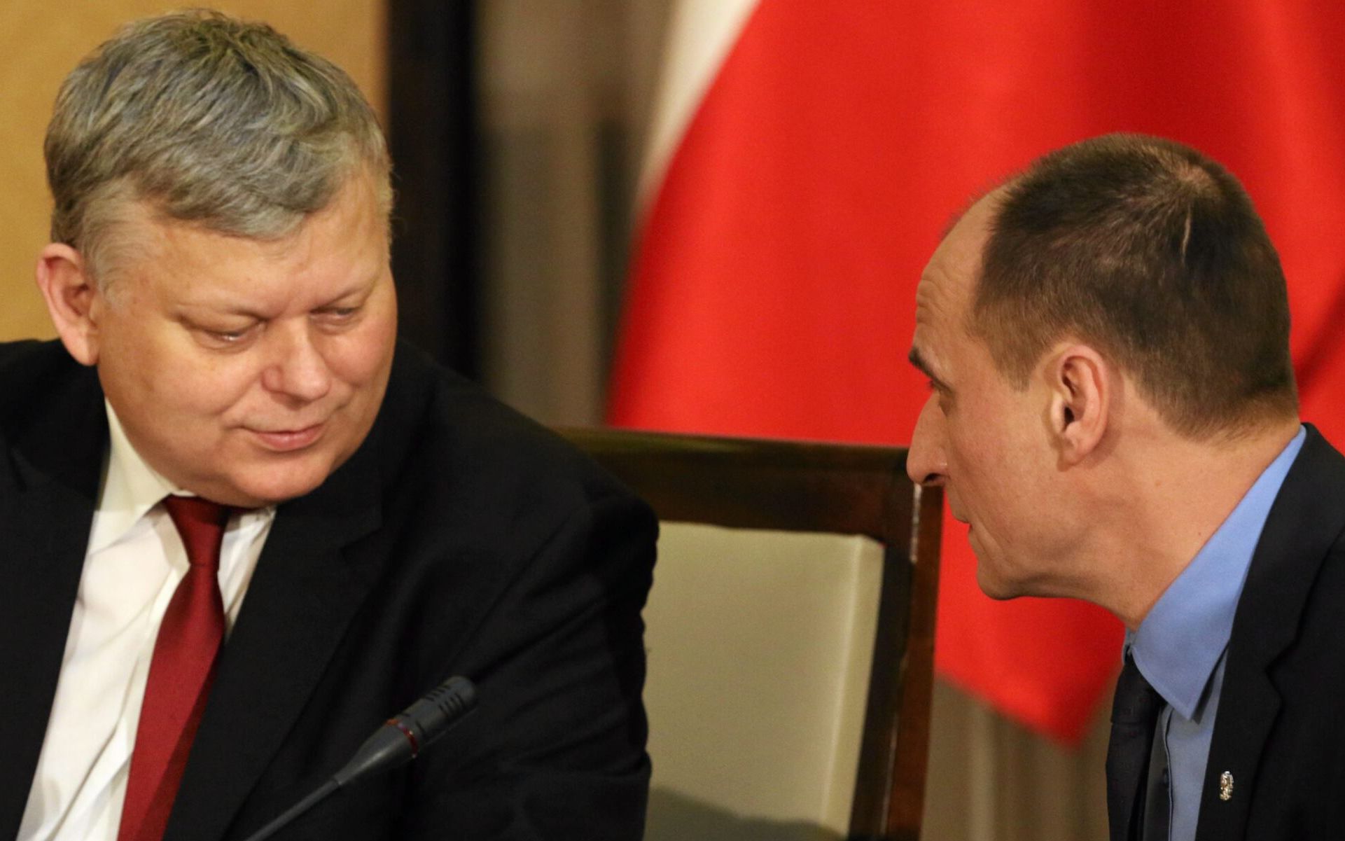 21.01.2016 Warszawa , KPRM , Sala im Tadeusza Mazowieckiego . Marek Suski (l) i Pawel Kukiz (p) podczas spotkania premier Beaty Szydlo z liderami klubow parlamentarnych ( rozmawiaja nt. debaty o Polsce w Parlamencie Europejskim ).
Fot . Slawomir Kaminski / Agencja Wyborcza.pl
