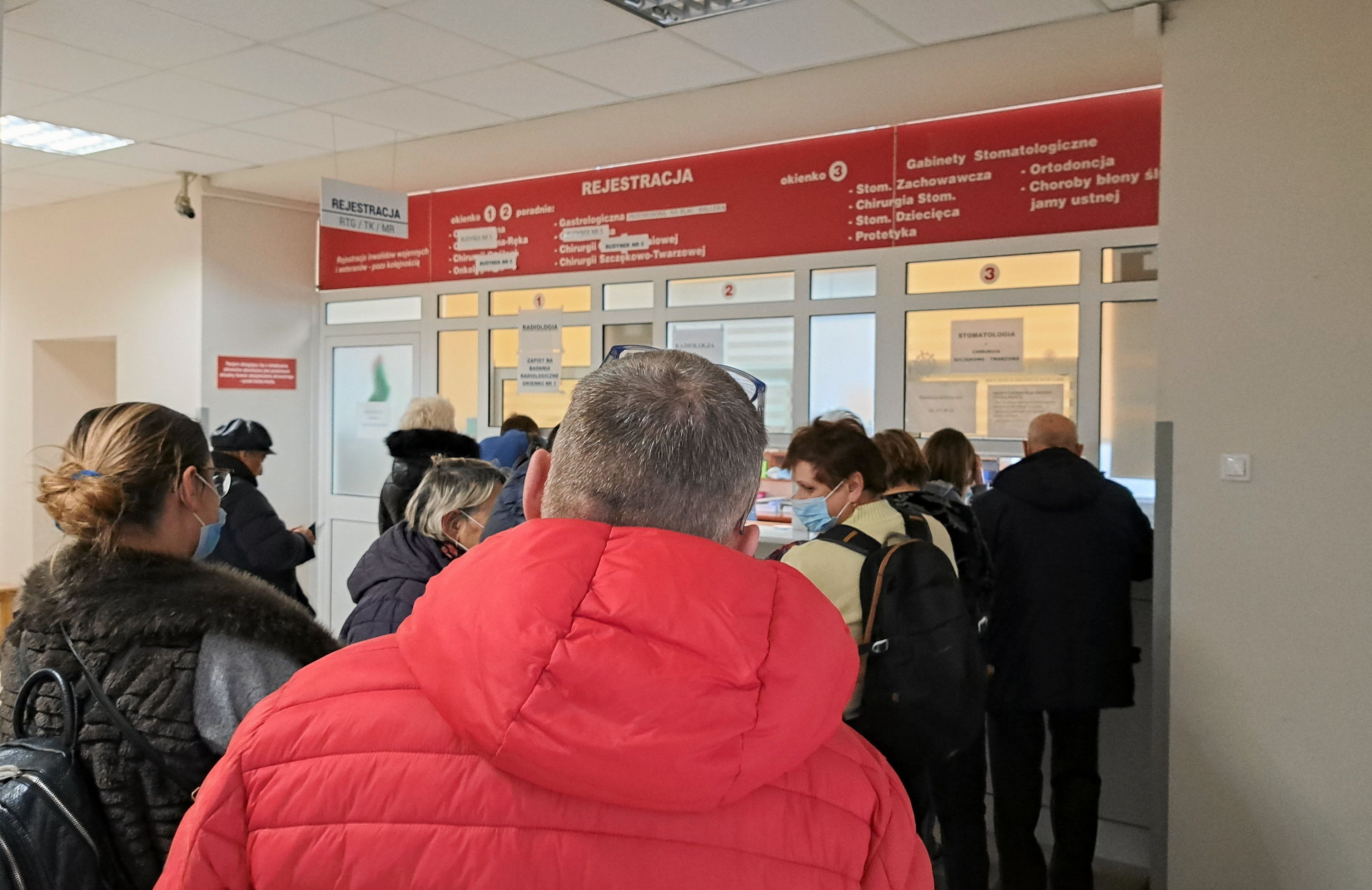 Kolejka do rejestracji w poradni specjalistycznej, szpital WAM, Łódź, 29.11.2022 r.