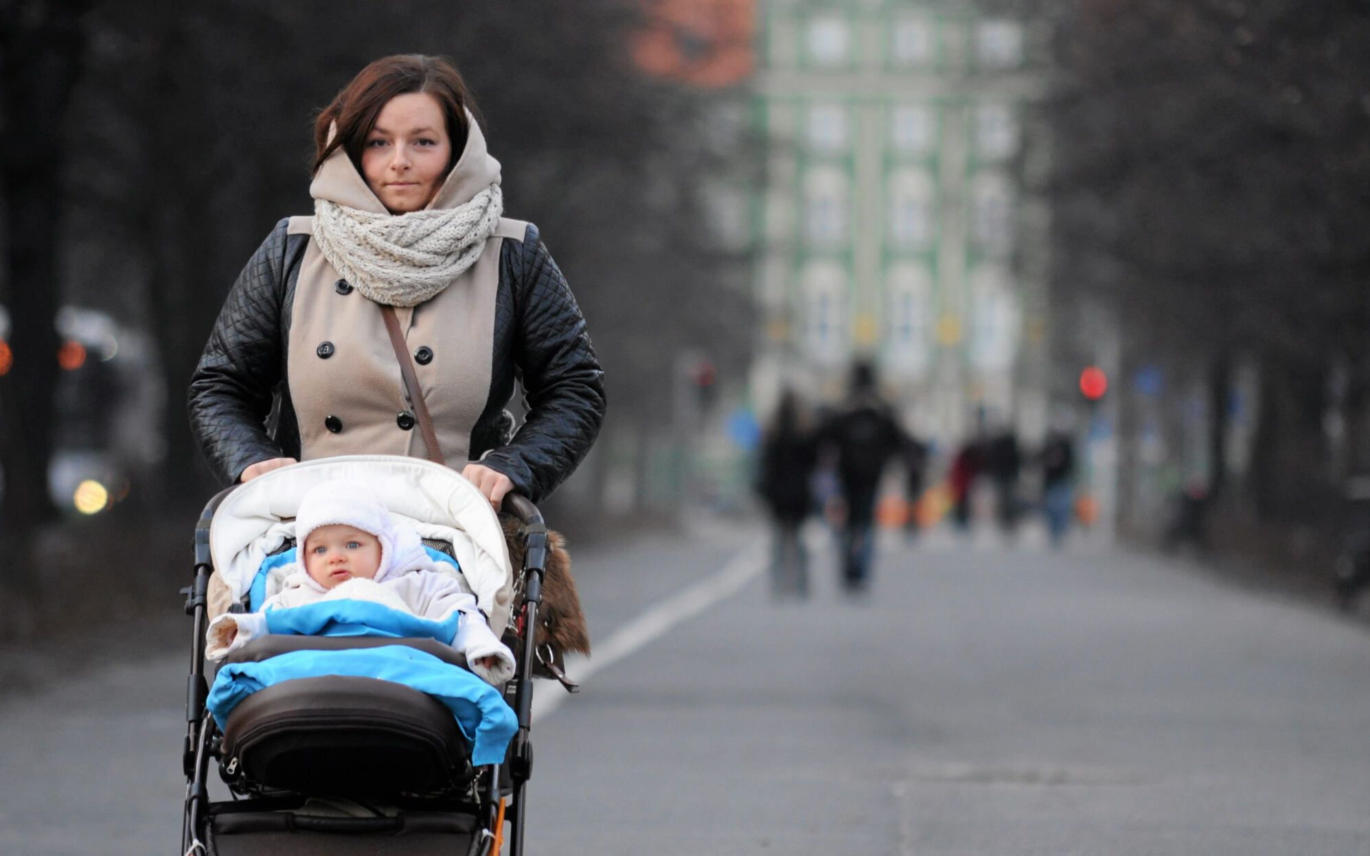 17.02.2014 Szczecin . Mama Kamila Kowalczyk z corka Agata spaceruje po Alei Jana Pawla II  .
Fot. Lukasz Wadolowski / Agencja Gazeta