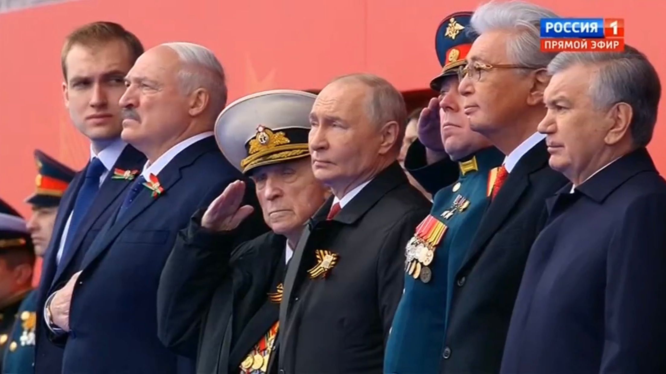 Putin na trybunie, z weteranami, prezydentem Białorusi i Kazachstanu