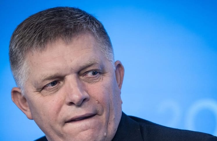 Mężczyzna patrzy w bok z zaciętym wyrazem twarzy