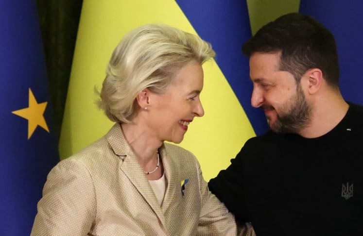 Kobieta i mężczyzna uśmiechają się