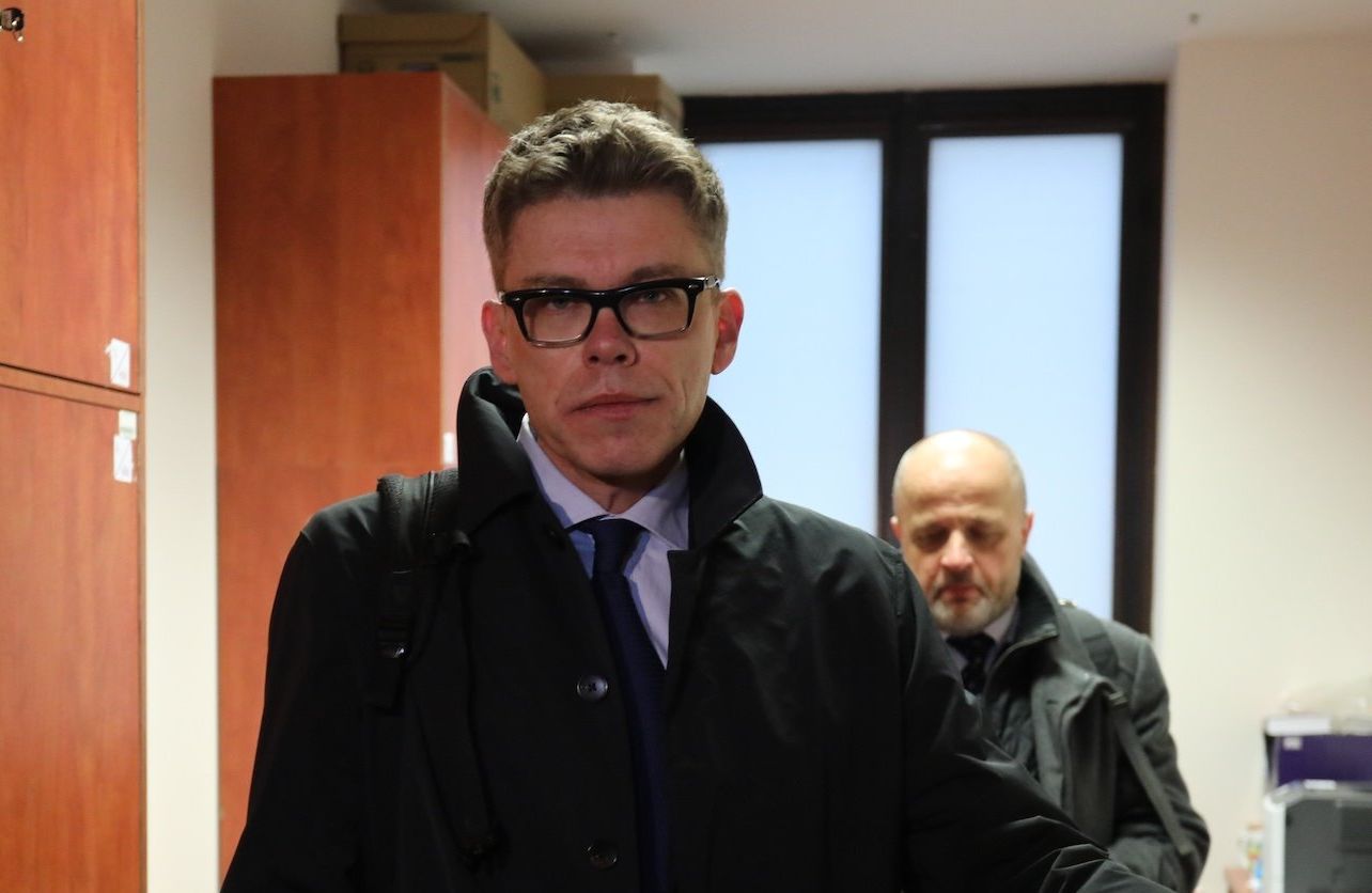 Sędzia Igor Tuleya w czarnym płaszczu, w ręce trzyma sędziowską togę