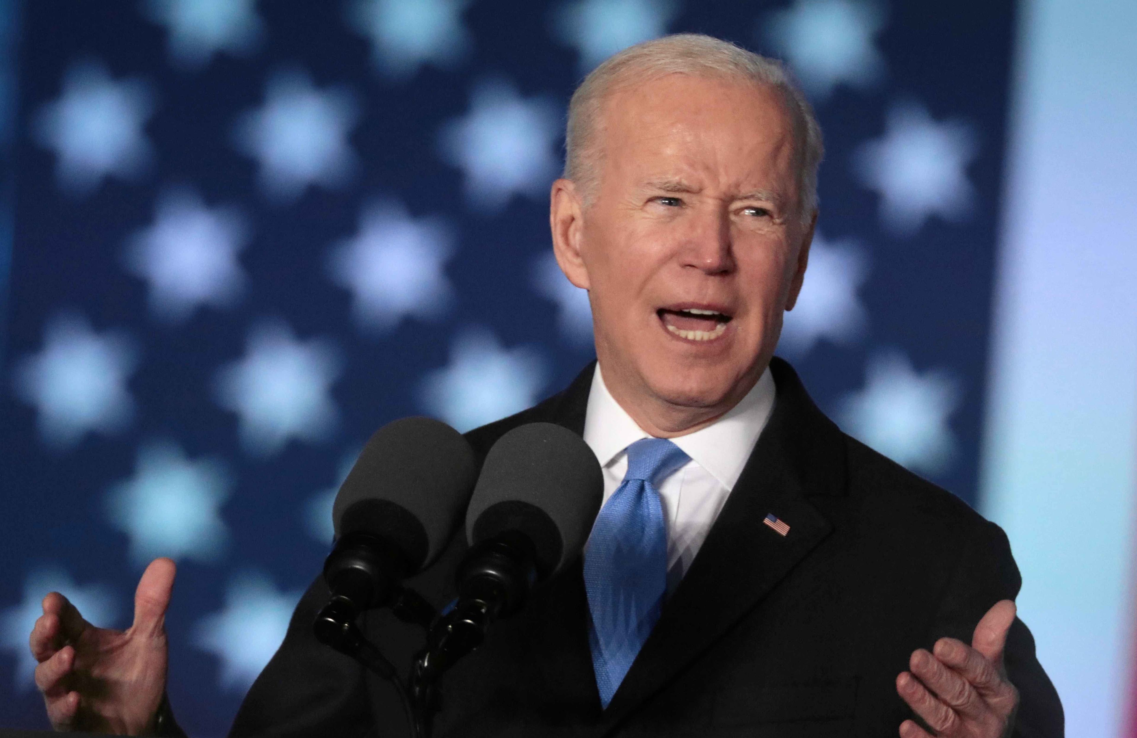 Joe Biden przemawia na tle amerykańskiej flagi