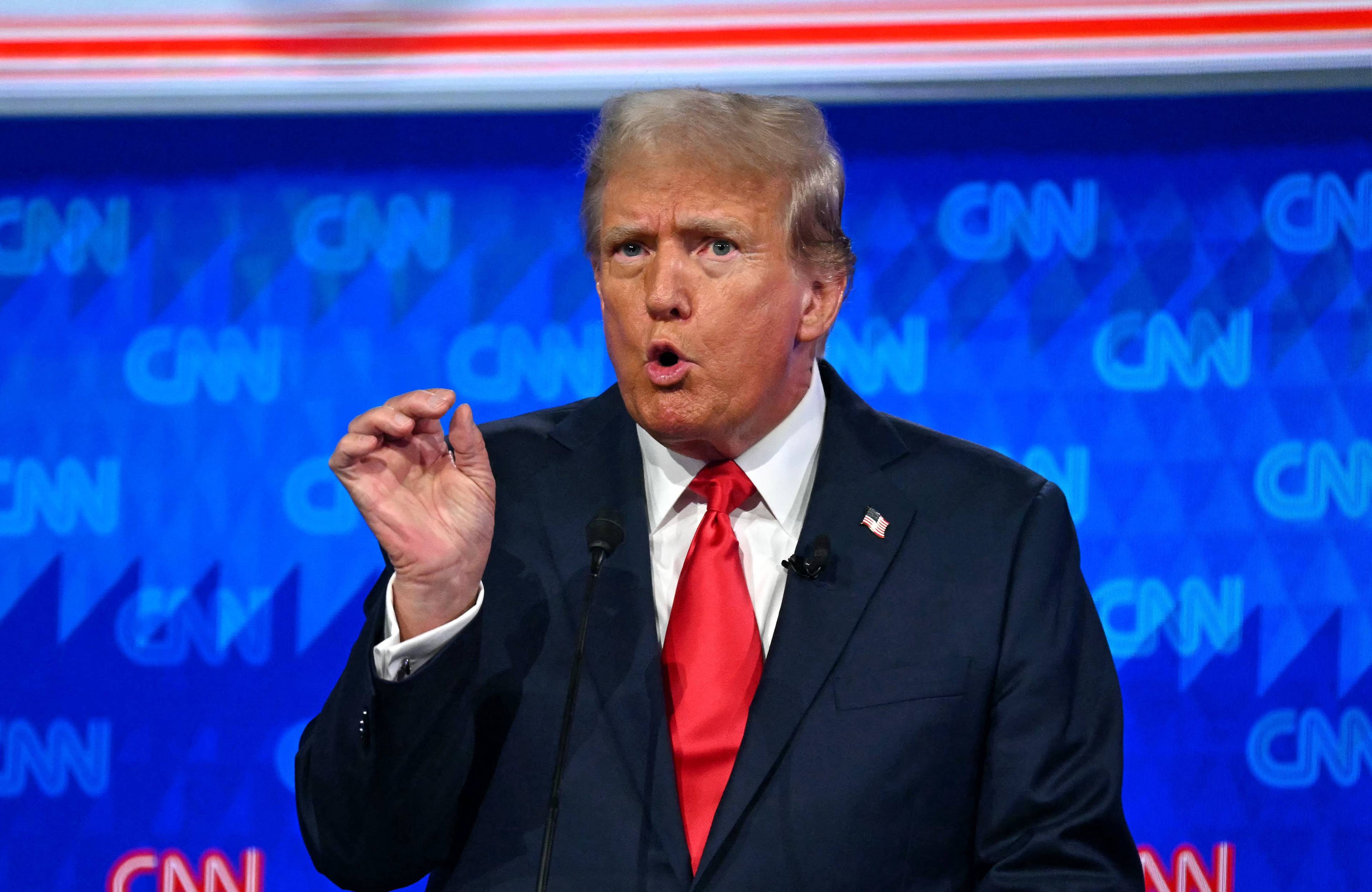 Donald Trump gestykuluje i robi dziwną minę podczas debaty