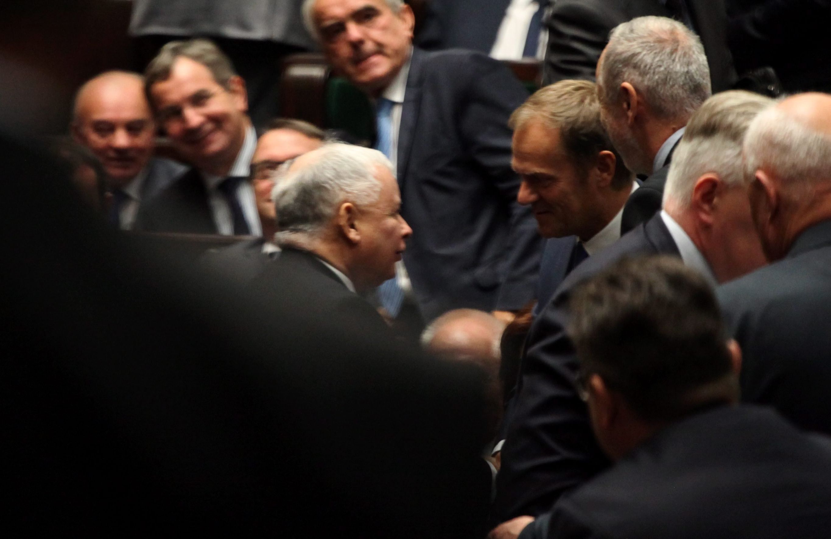 Jarosław Kaczyński i Donald Tusk rozmawiają ze sobą na sali sejmowej