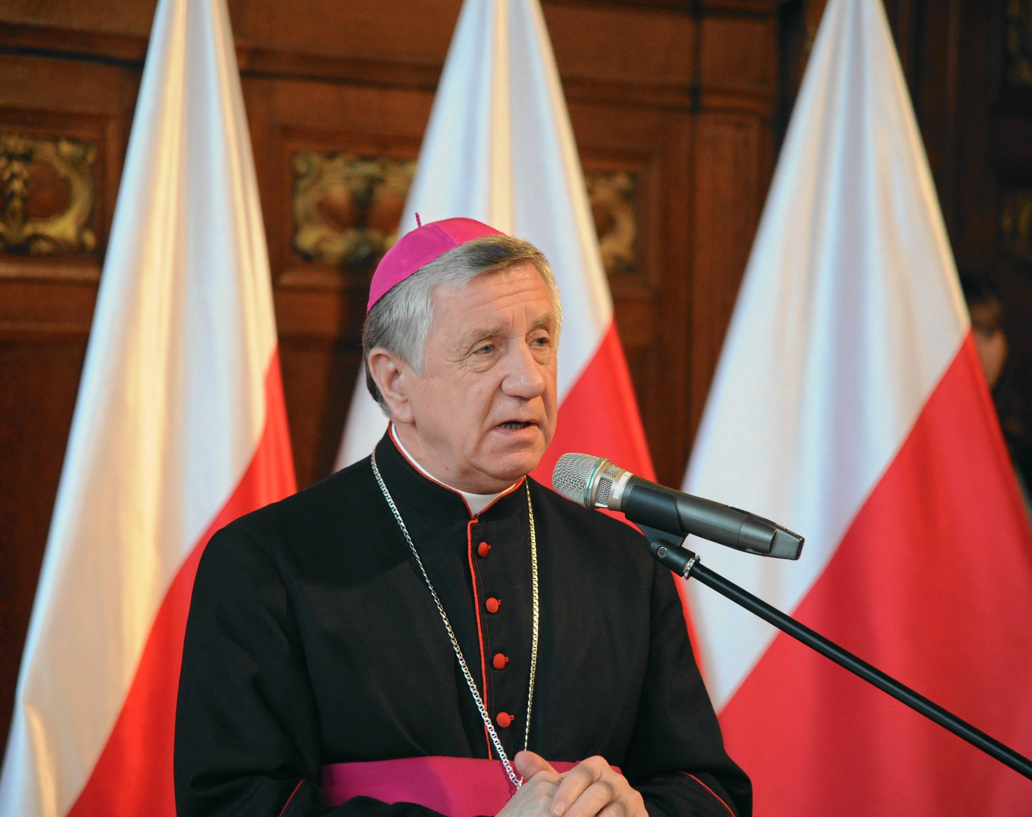 Arcybiskup Andrzej Dzięga mówi do mikrofonu.