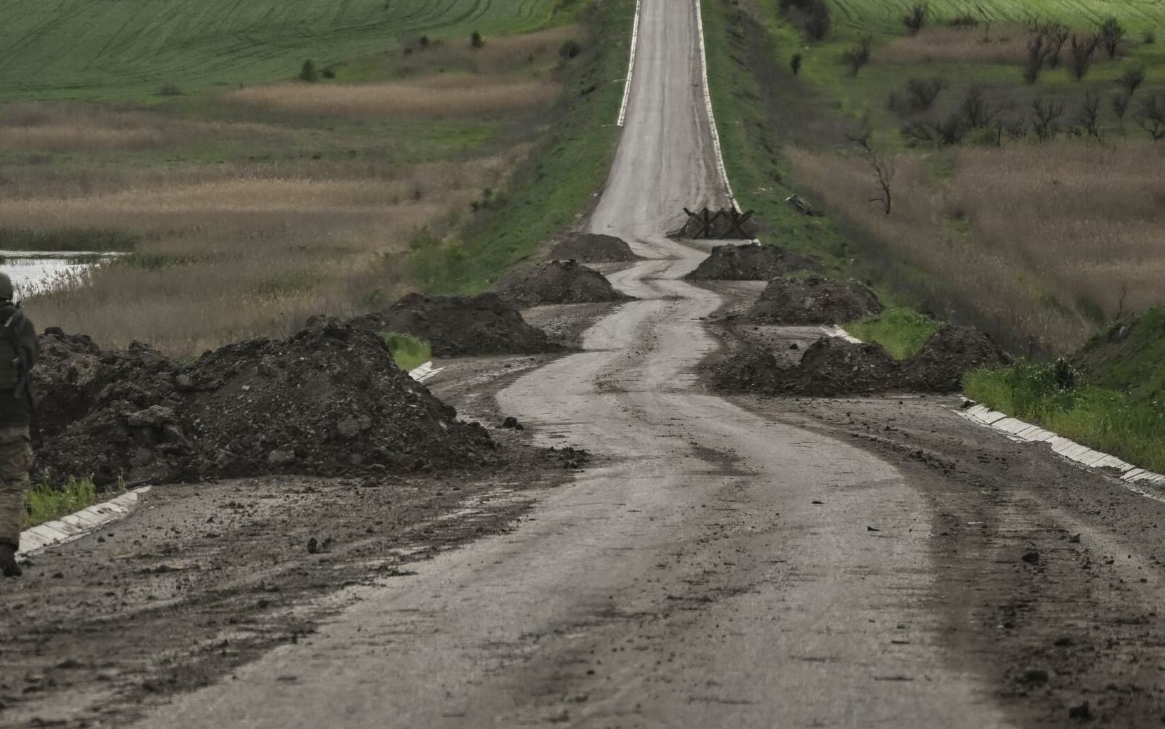 A Ukranian serviceman walks at an empty road outside the city of Lysychansk in the eastern Ukranian region of Donbass, on May 22, 2022, amid Russian invasion of Ukraine. (Photo by ARIS MESSINIS / AFP)