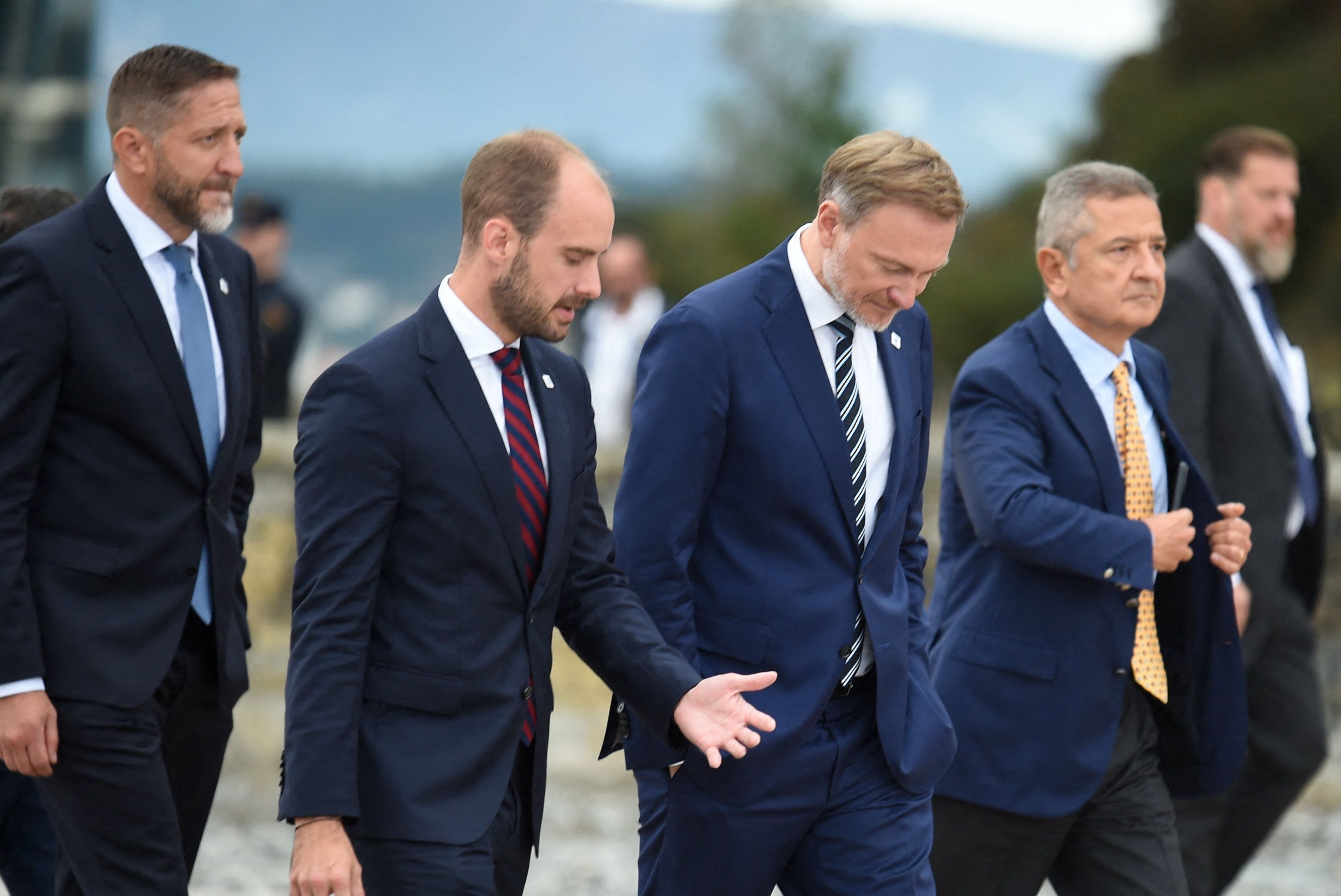 Kilku mężczyzn idzie