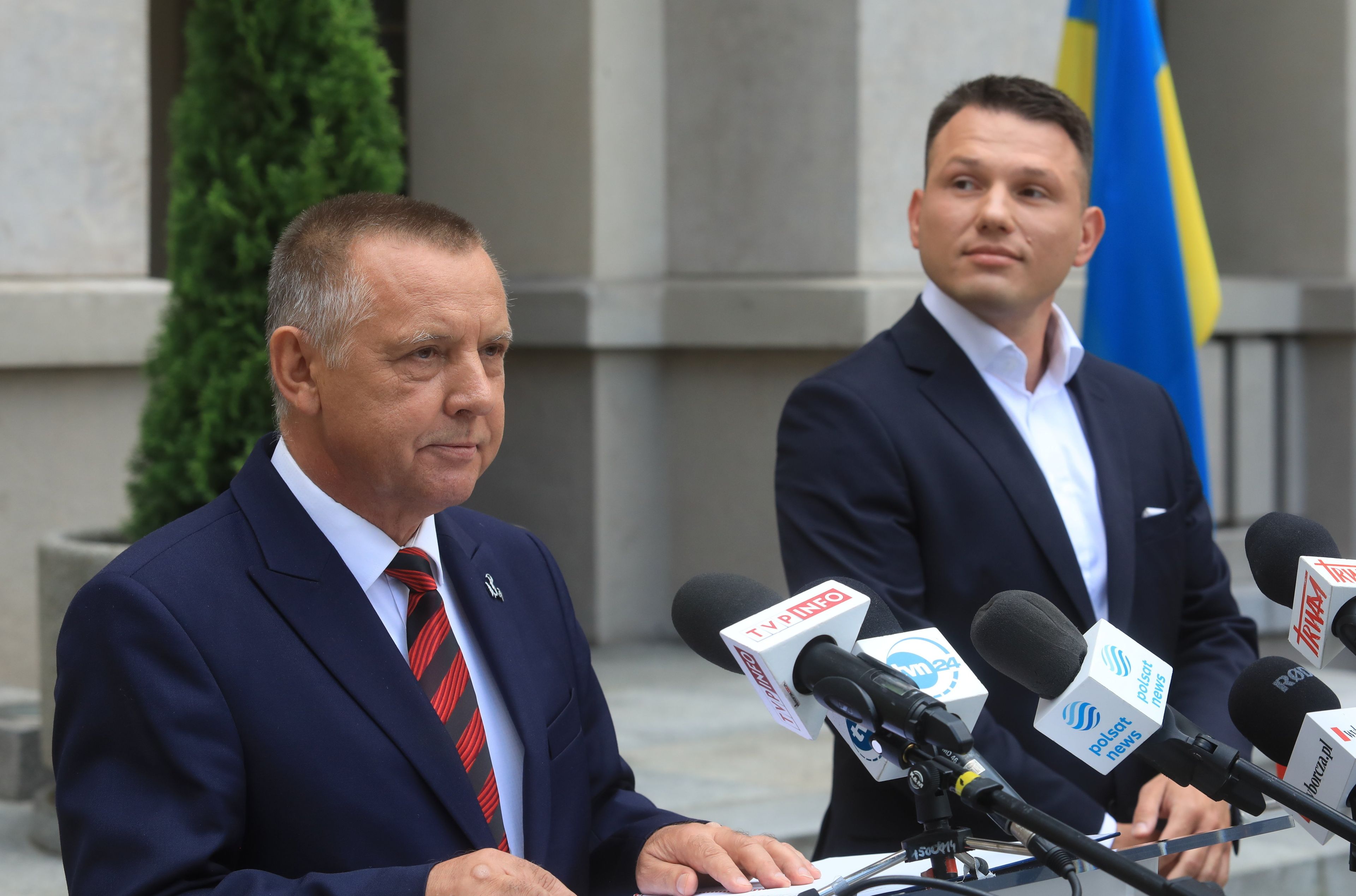 Dwa mężczyźni podczas konferencji prasowej