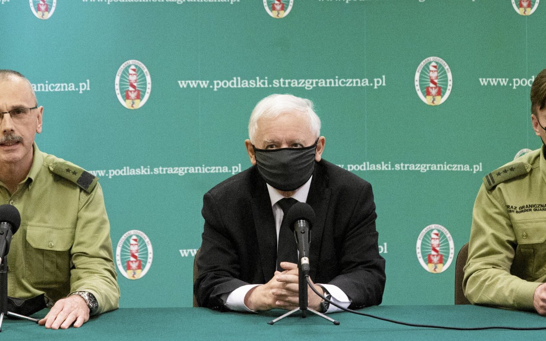 Grafika do artykułu "Poważna zapora" i humanitarne push backi. Konferencja Kaczyńskiego bez konkretów i z kłamstwami