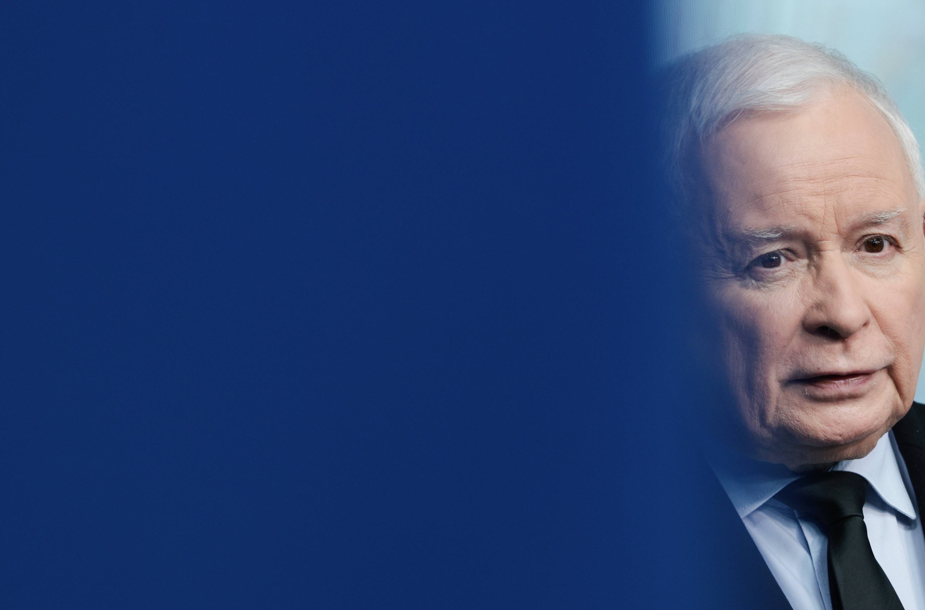 Jarosław Kaczyński przesłonięty niebieską zasłoną