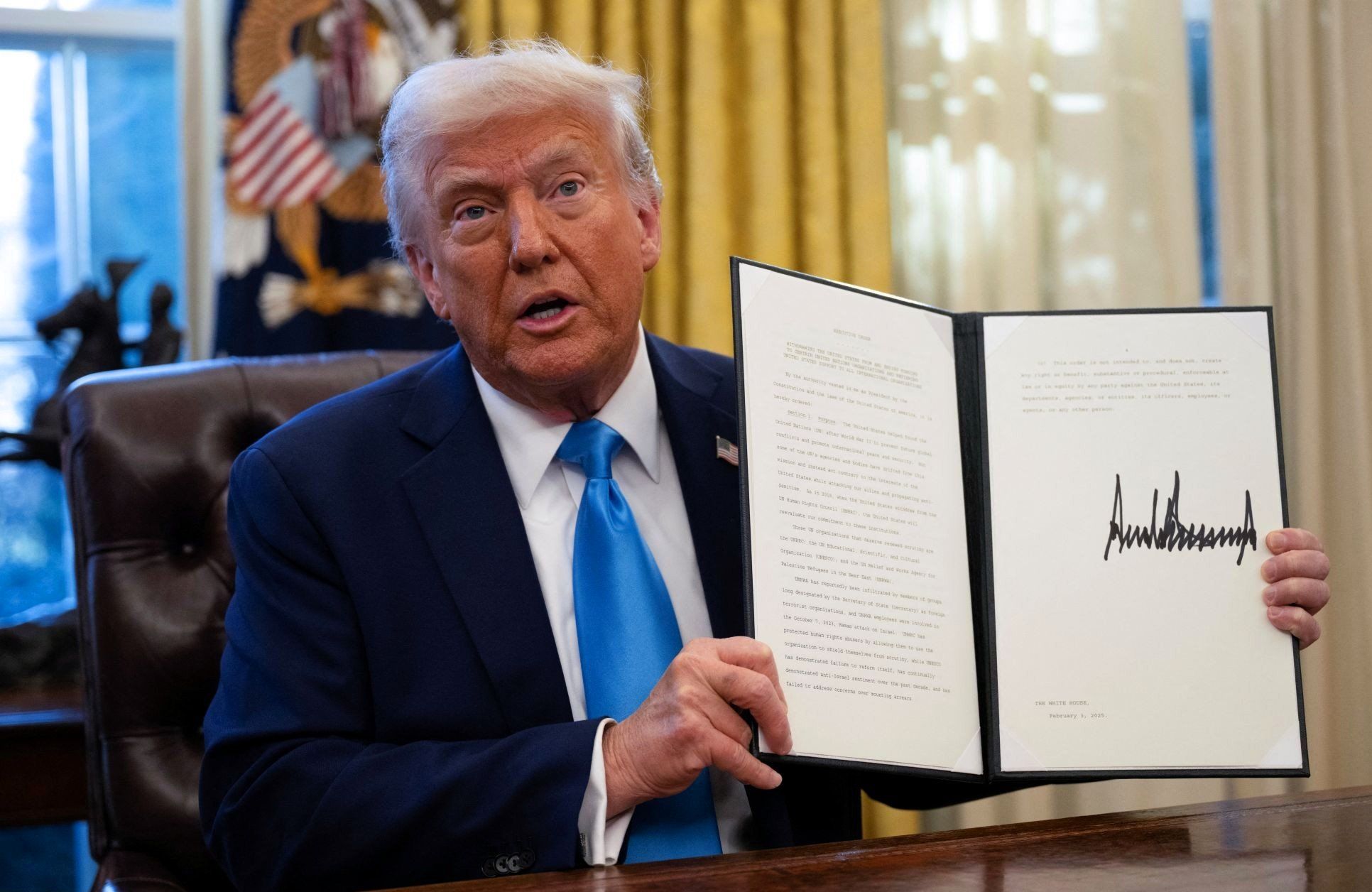 Starszy mężczyzna pokazuje do kamery rozporządzenie