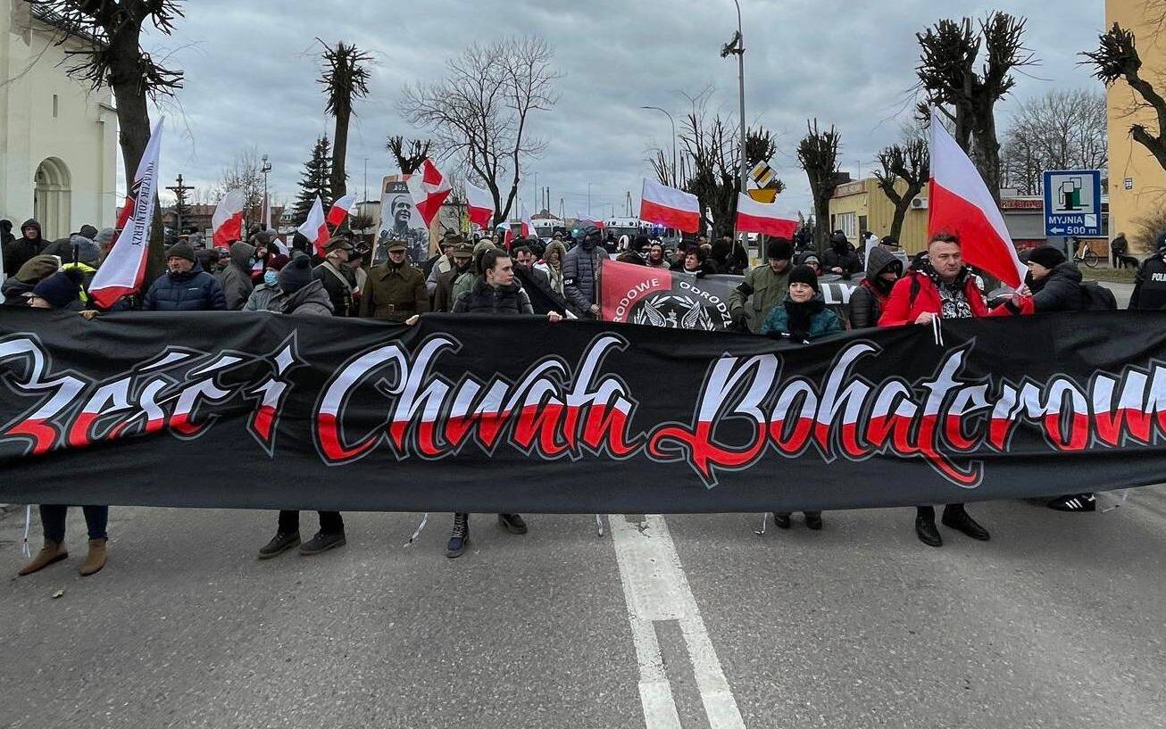 Grafika do artykułu Marsz ku czci „Burego” i kontrmanifestacje w Hajnówce. „Coroczny wstyd dla państwa polskiego”