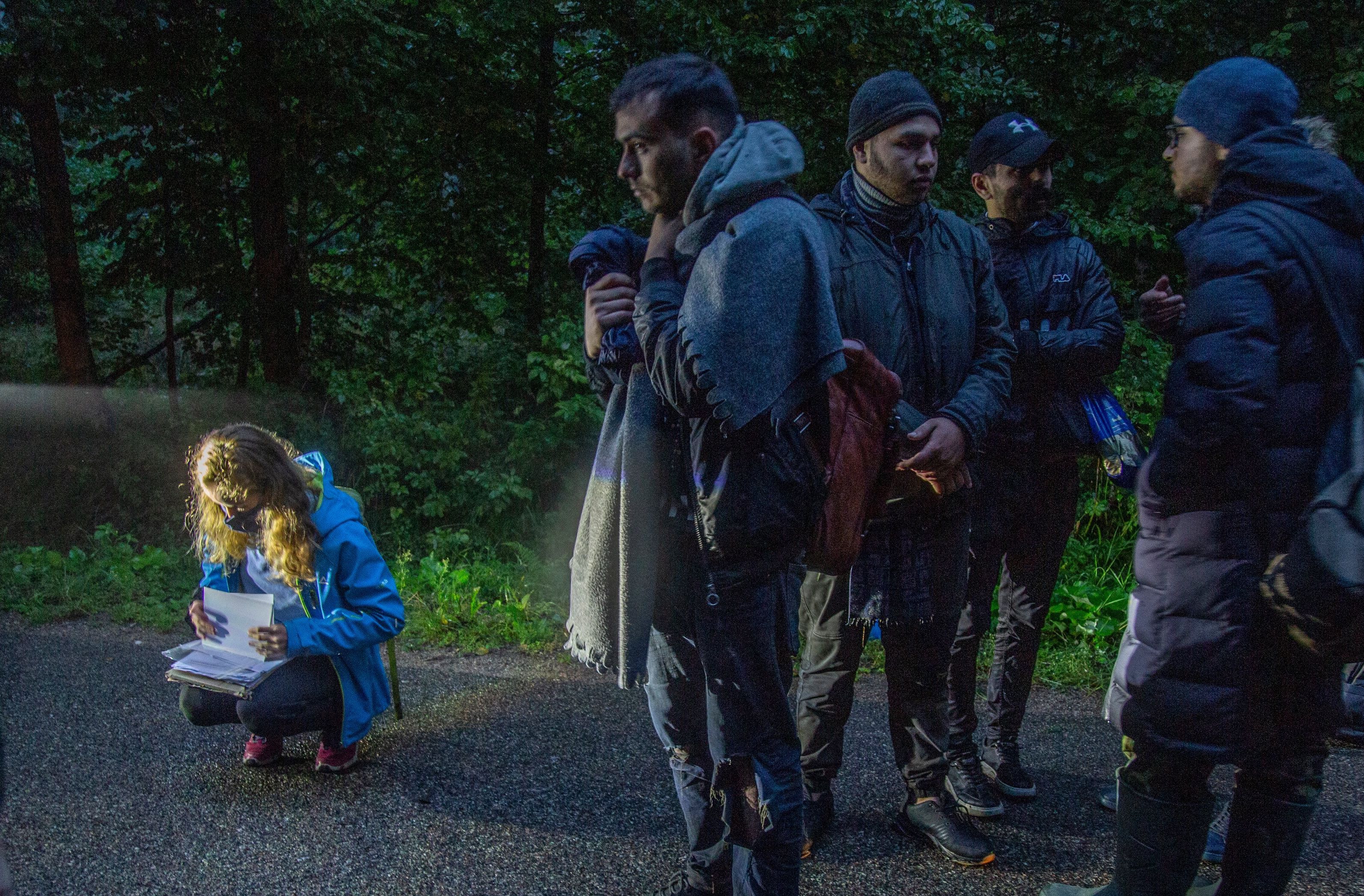 Uchodźcy stoją na szosie. Pomoc humanitarna.