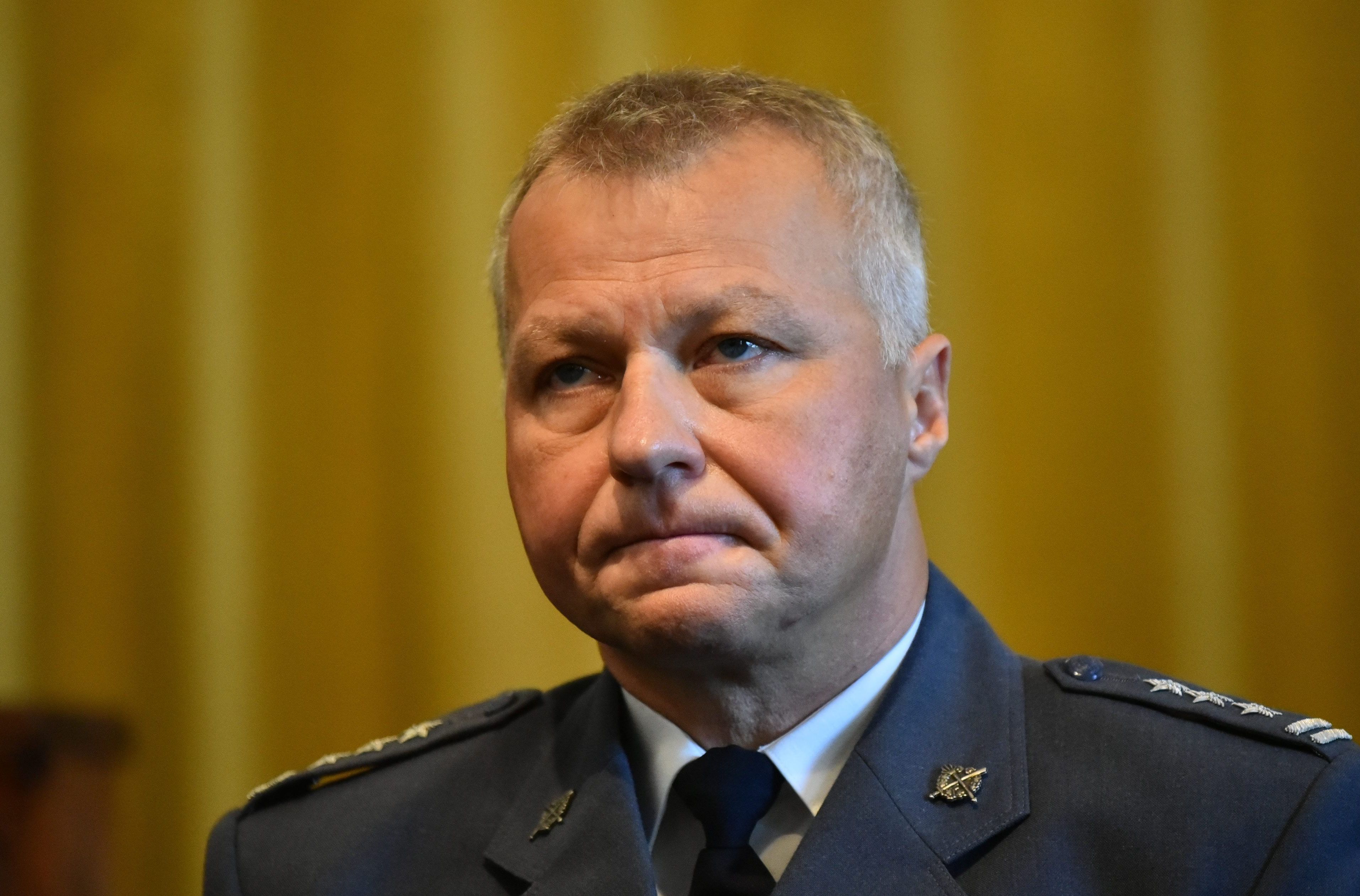 Artur Dziadosz - zdjęcie portretowe, mężczyzna w mundurze