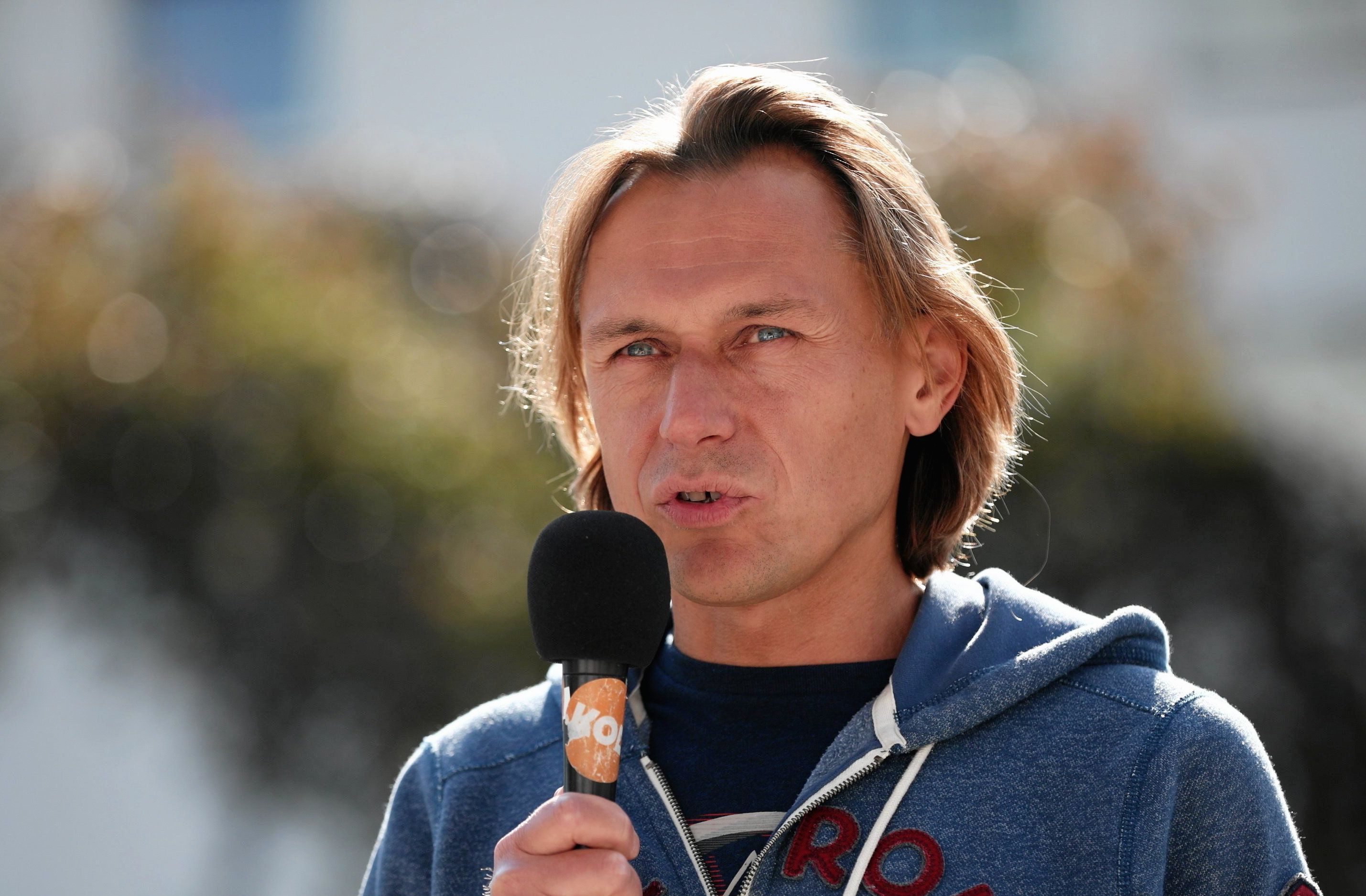 Mężczxyzna z mikrofonem, Maciej Ferek.