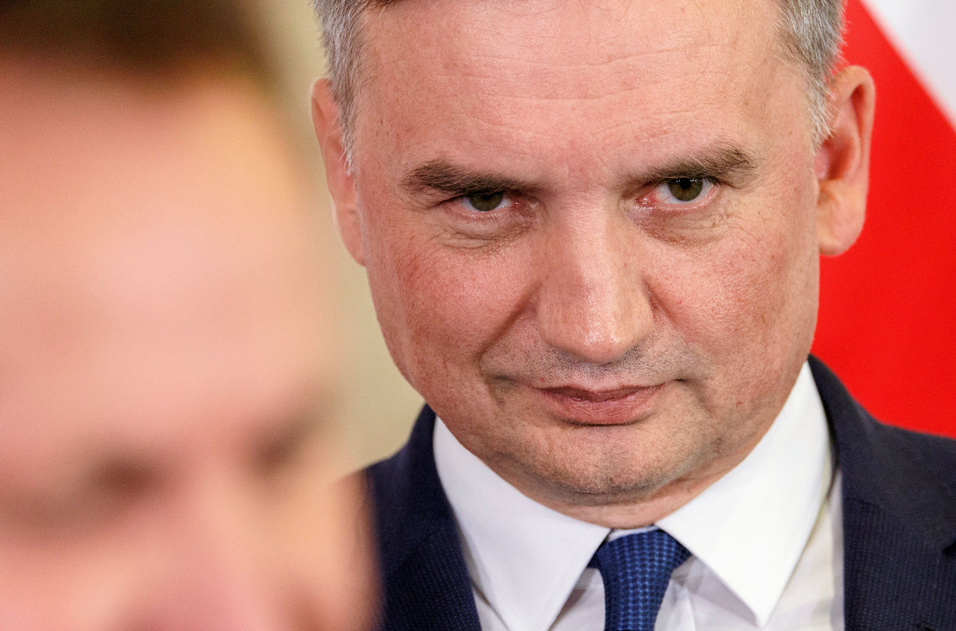 Ziobro patrzący spode łba