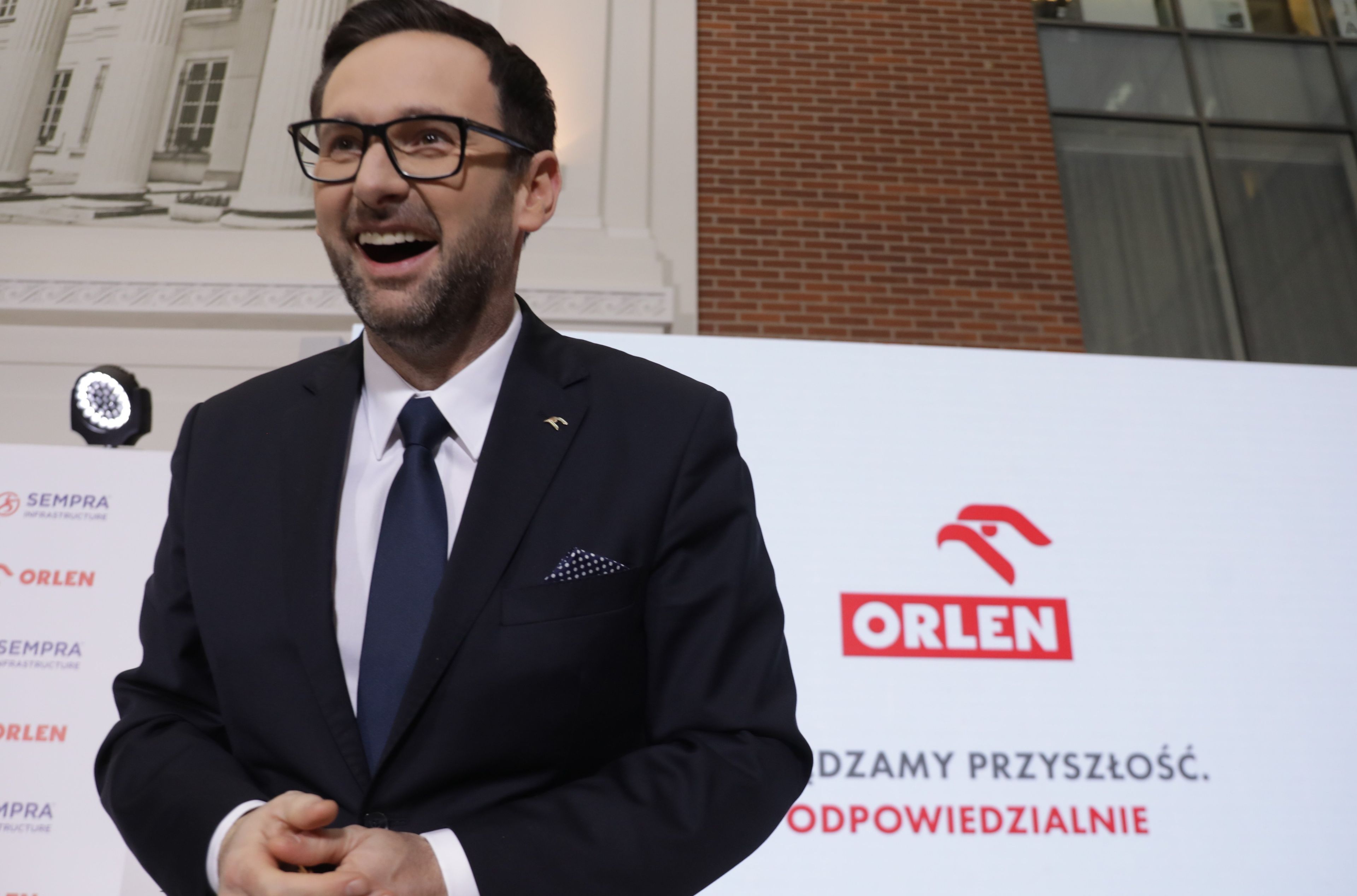 Uśmiechnięty mężczyzna w średnik wieku. To prezes Orlenu Daniel Obajtek