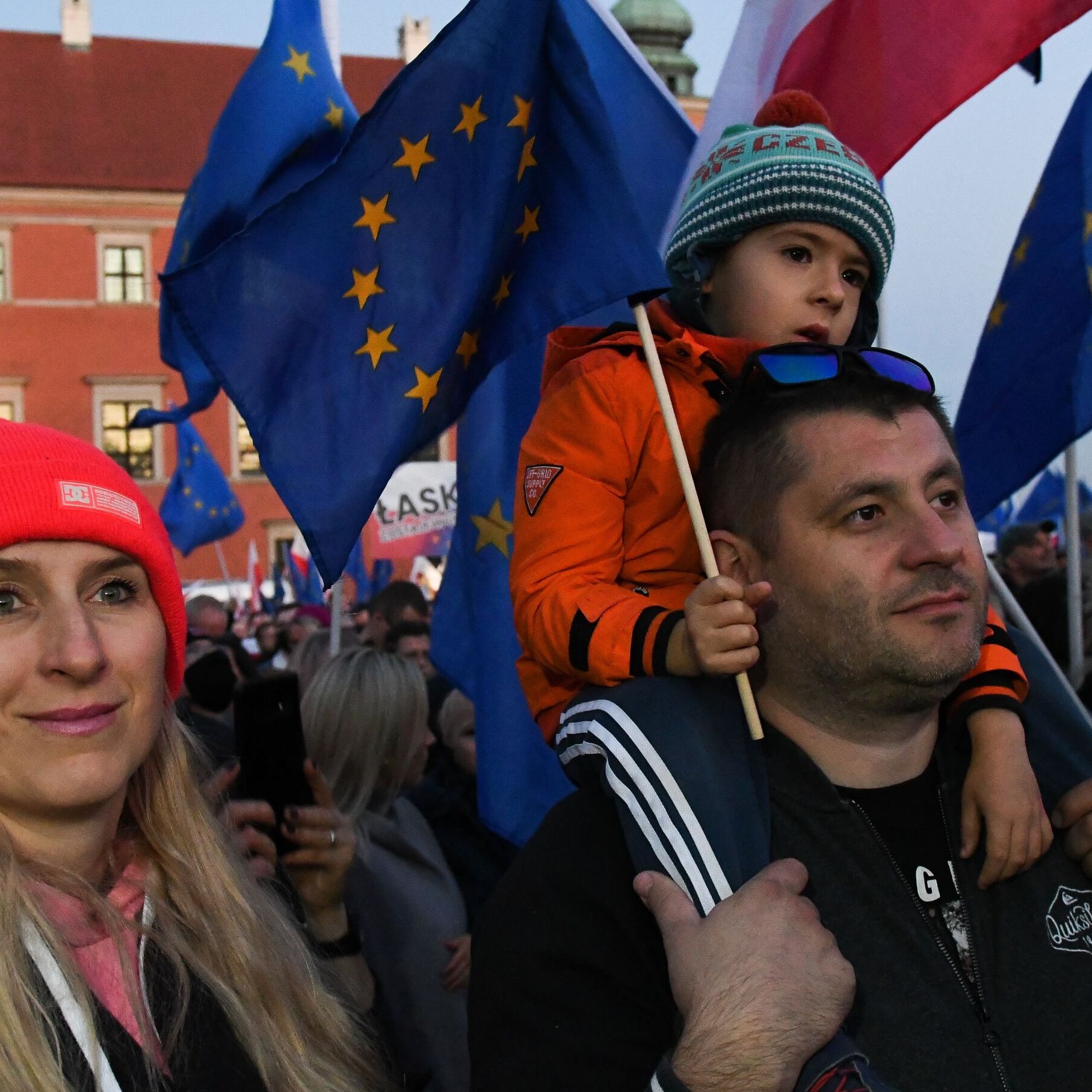Warszawa, 10.10.2021. Zostajemy w UE – demonstracja na pl. Zamkowym