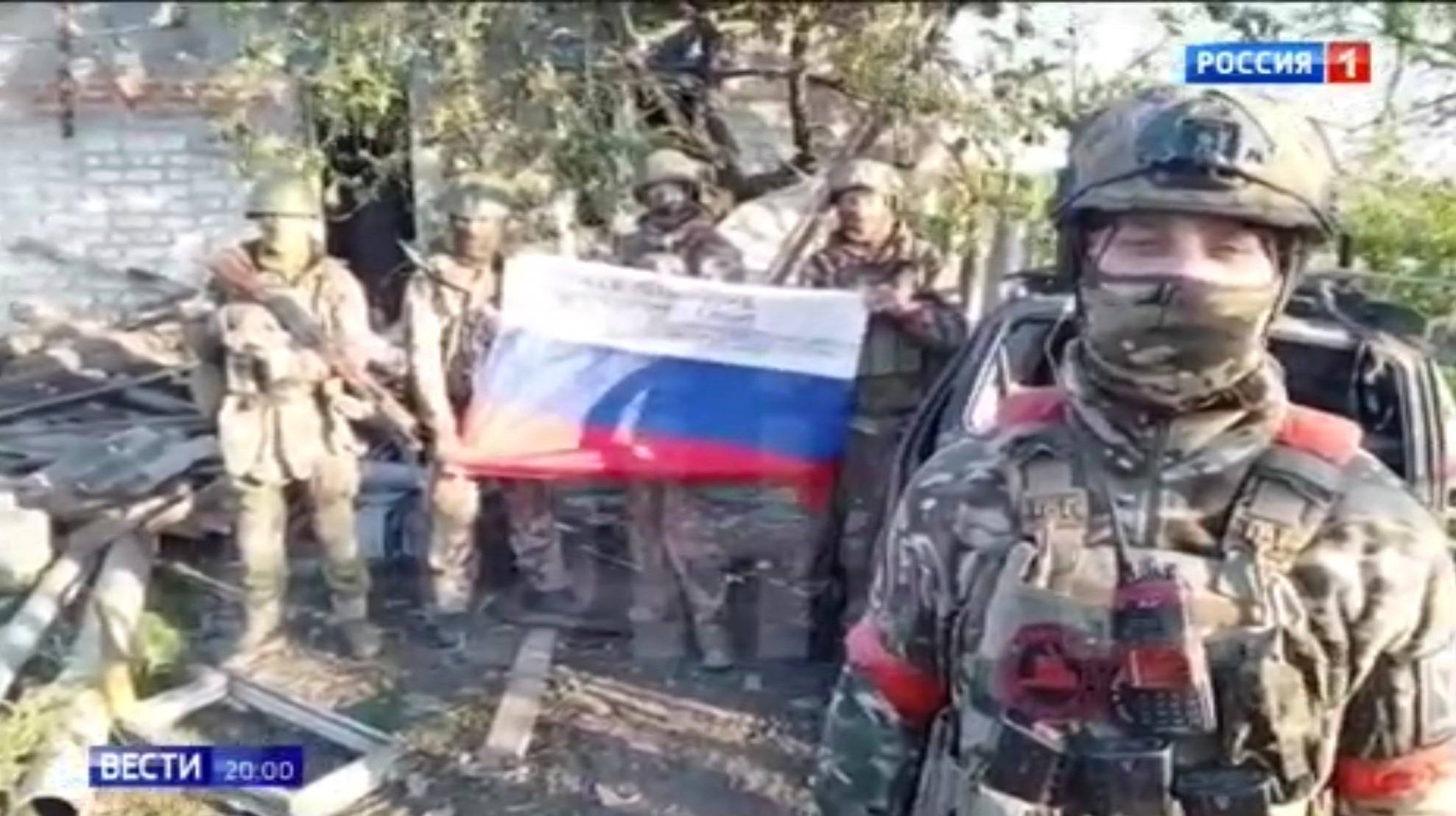 Żołnierze pozują z rosyjską flagą