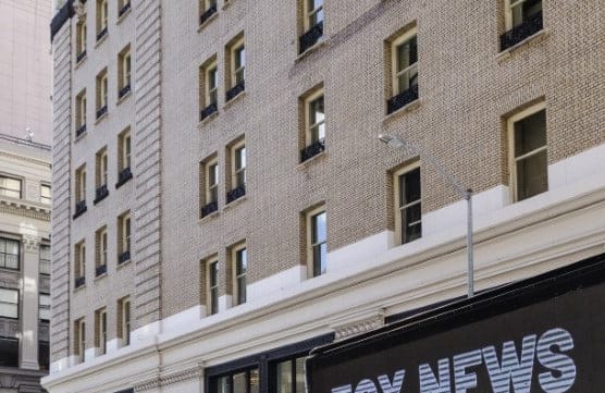 Półciężarówka z napisem FOX NEWS KŁAMAŁO