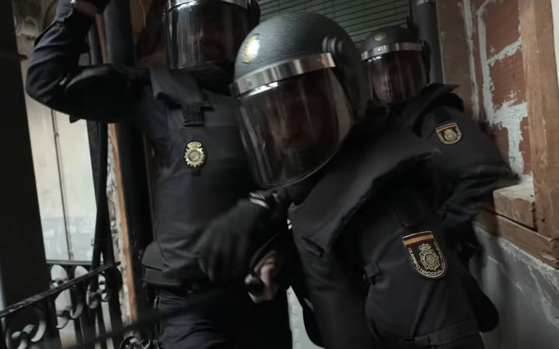 Grafika do artykułu Prawo pałki i knebla. Hiszpania mierzy się z brutalnością swojej policji