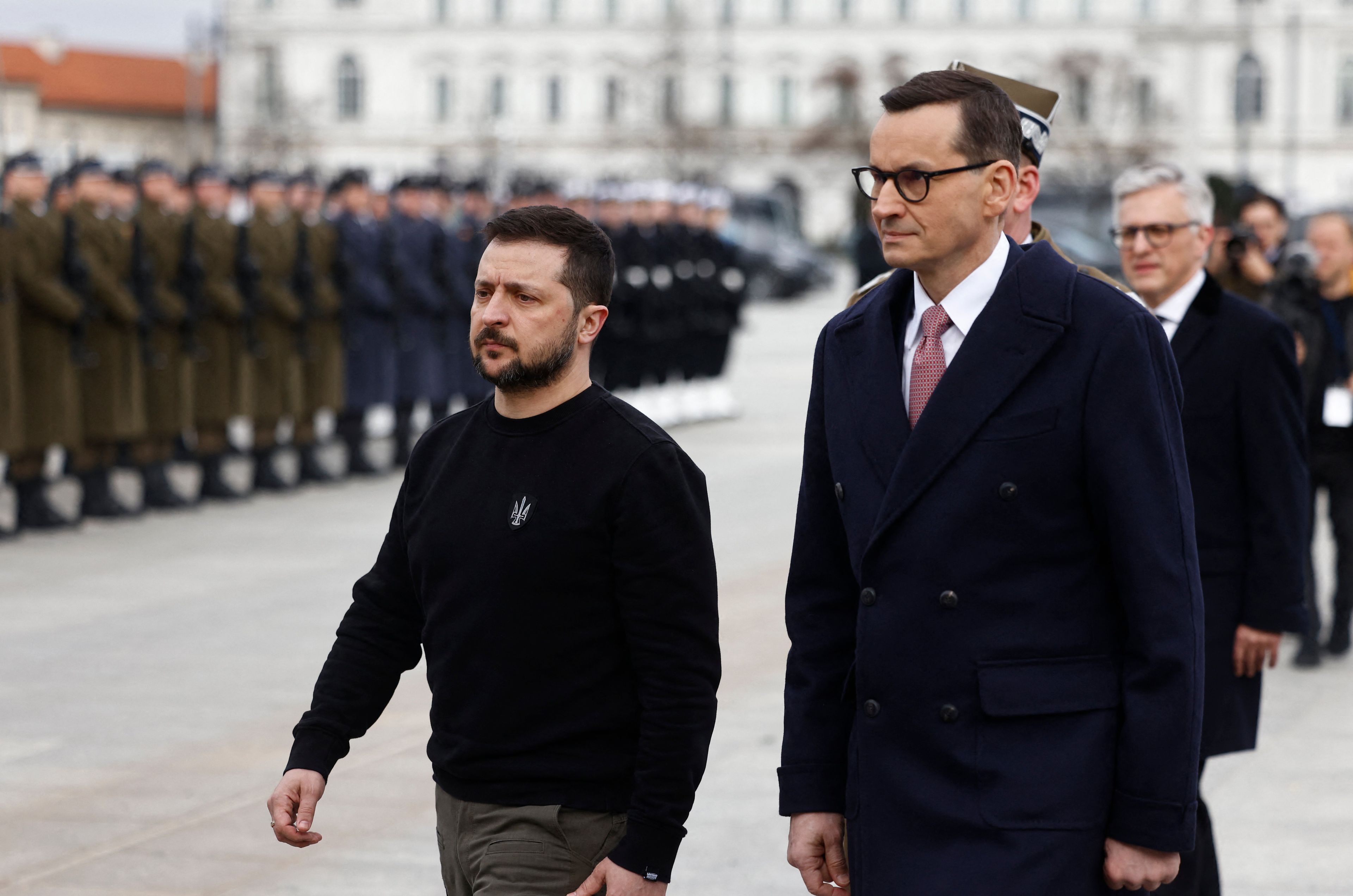 Dwaj mężczyżni na zaśnieżonym placu