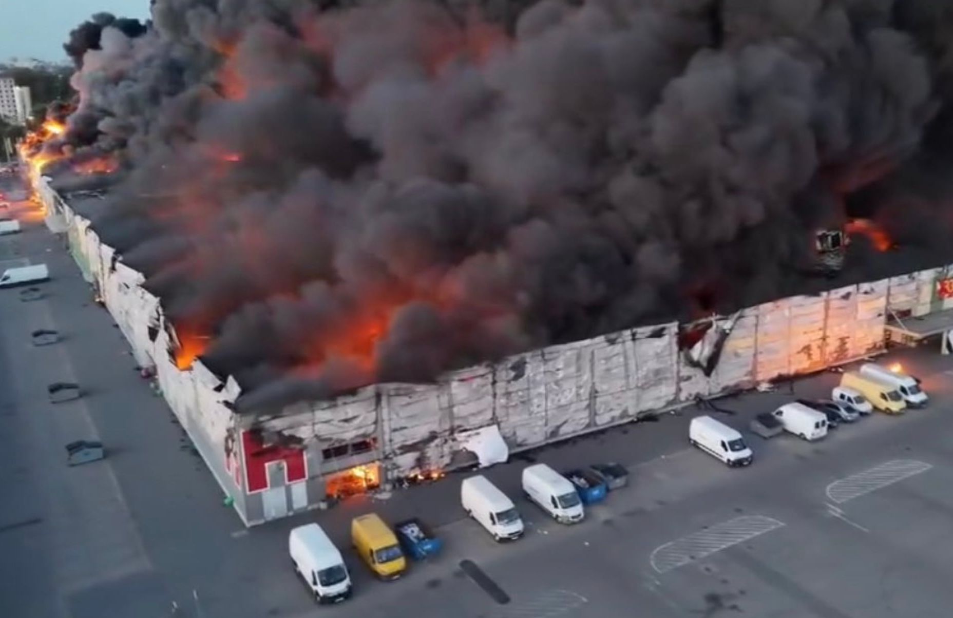 Plonąca hala centrum handlowego, widziana z drona.