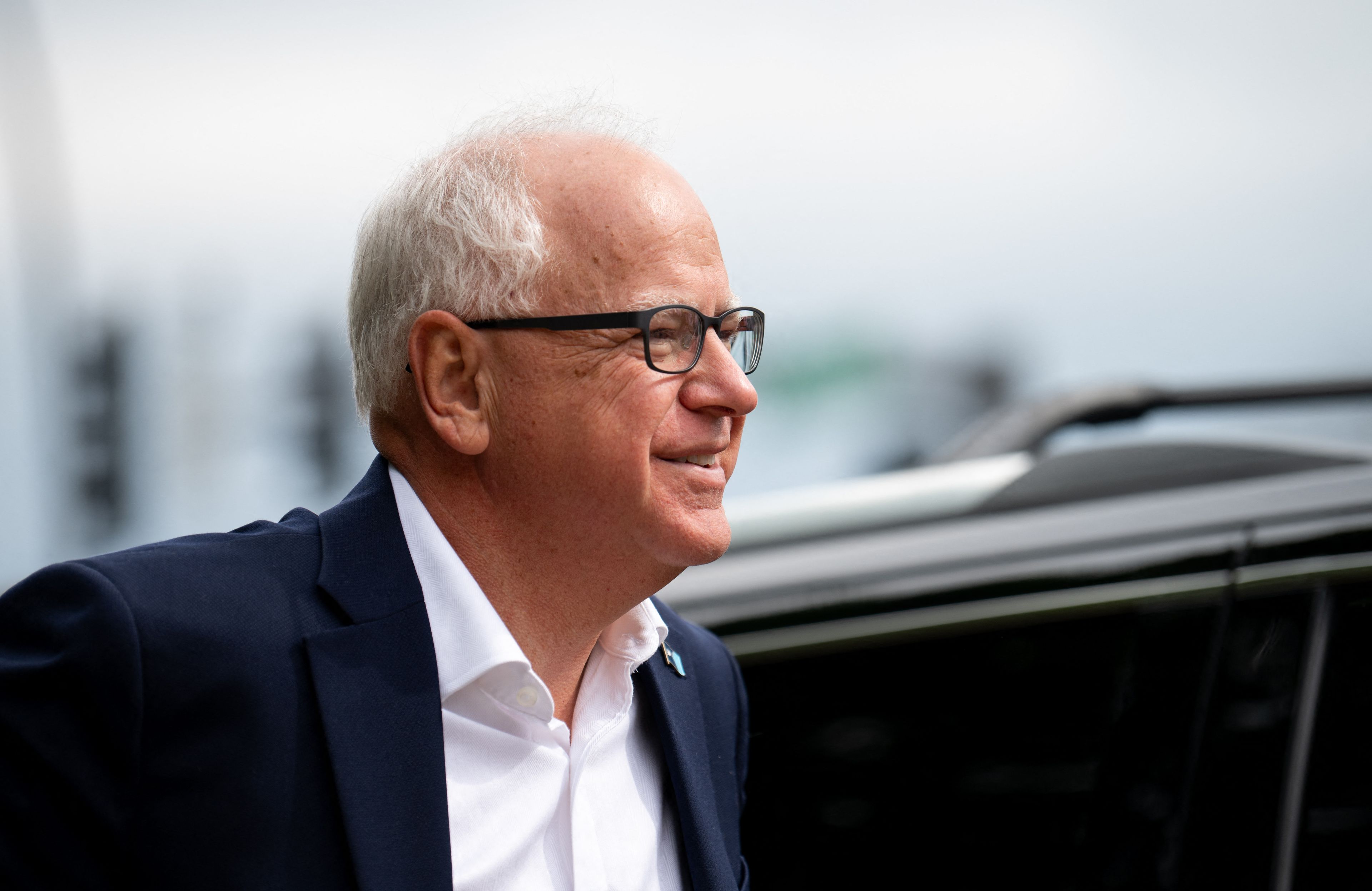 Tim Walz, łysiejacy mężczyzna w średnim wieku w okularach
