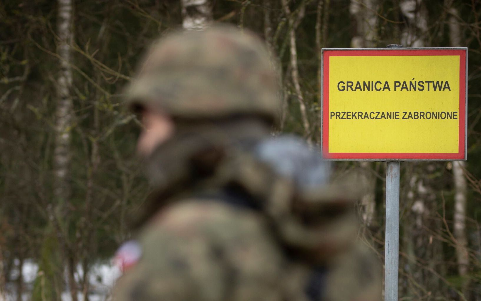 27.01.2022 Tolcze , wojewodztwo podlaskie , granica polsko - bialoruska . Dwa dni po przekazaniu przez straz graniczna wykonawcom terenow pod budowe zapory na granicy polsko - bialoruskiej , jej fragment pod okiem mundurowych mogli obejrzec dziennikarze .
Fot. Grzegorz Dabrowski / Agencja Wyborcza.pl