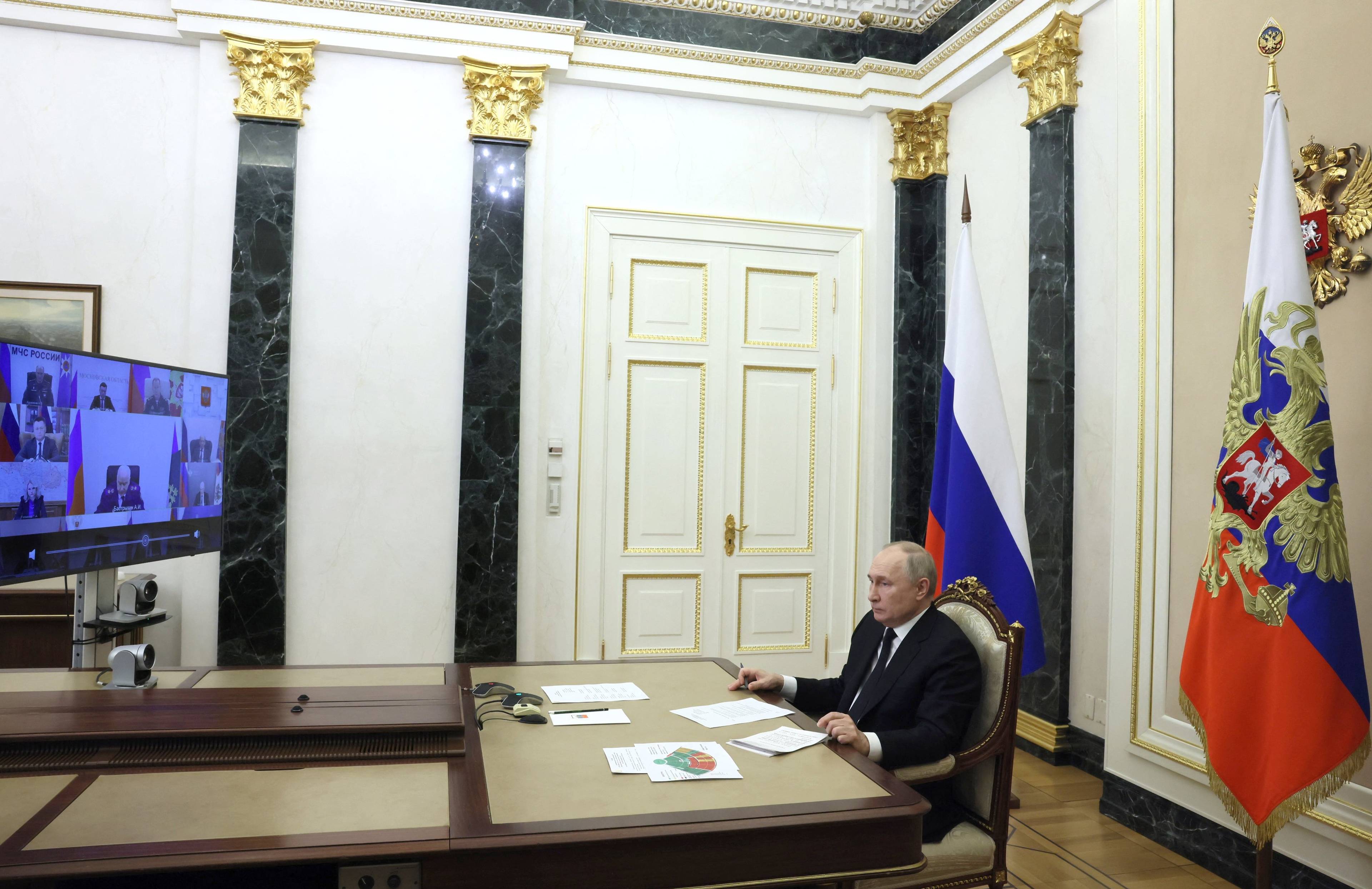Władimir Putin siedzi na końcu stołu i bierze udział w zdalnym posiedzeniu Rady Bezpieczeństwa