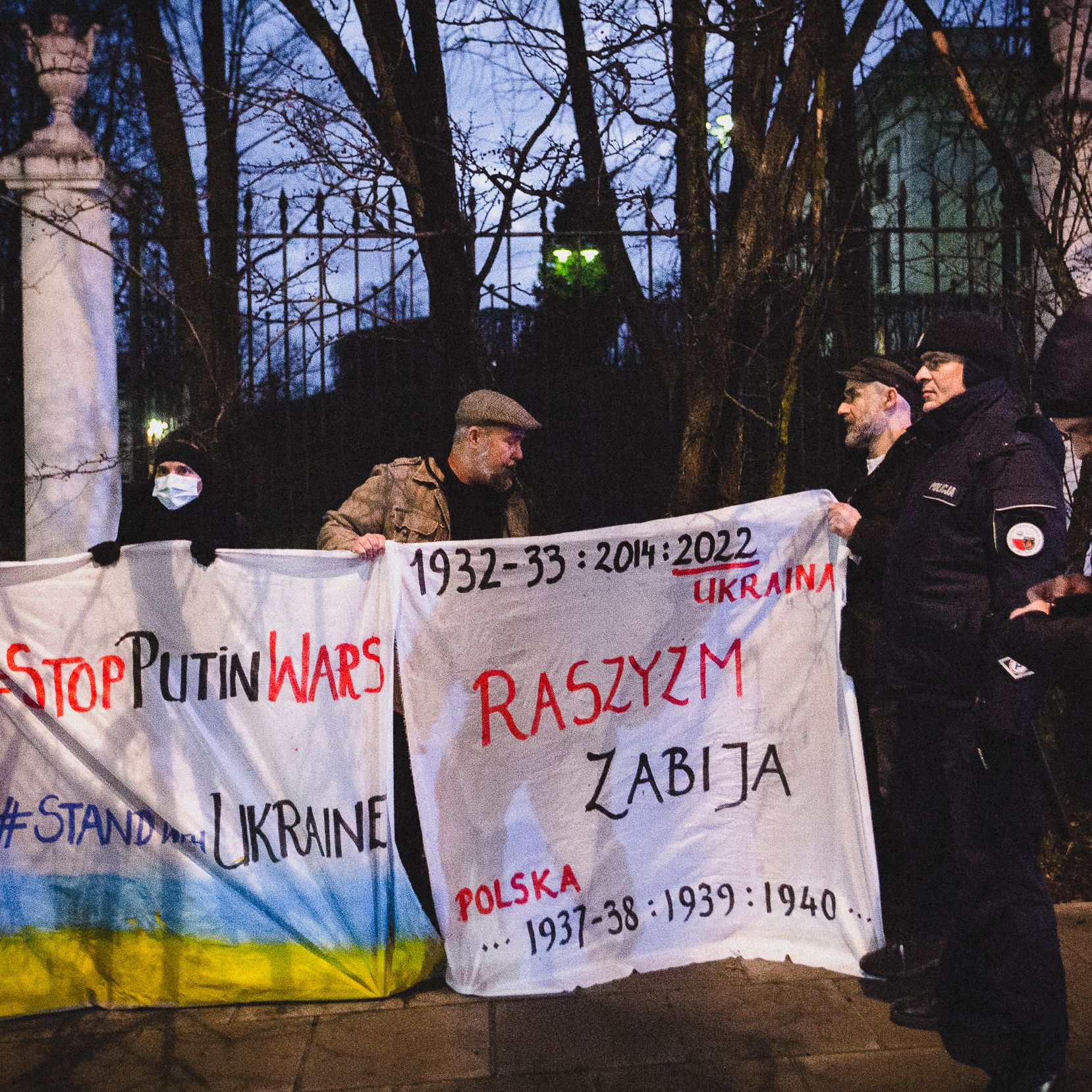 Warszawa, 23.02.2022. „Stop Puitin wars, stand with Ukraine”. Protest pod ambasadą Rosji