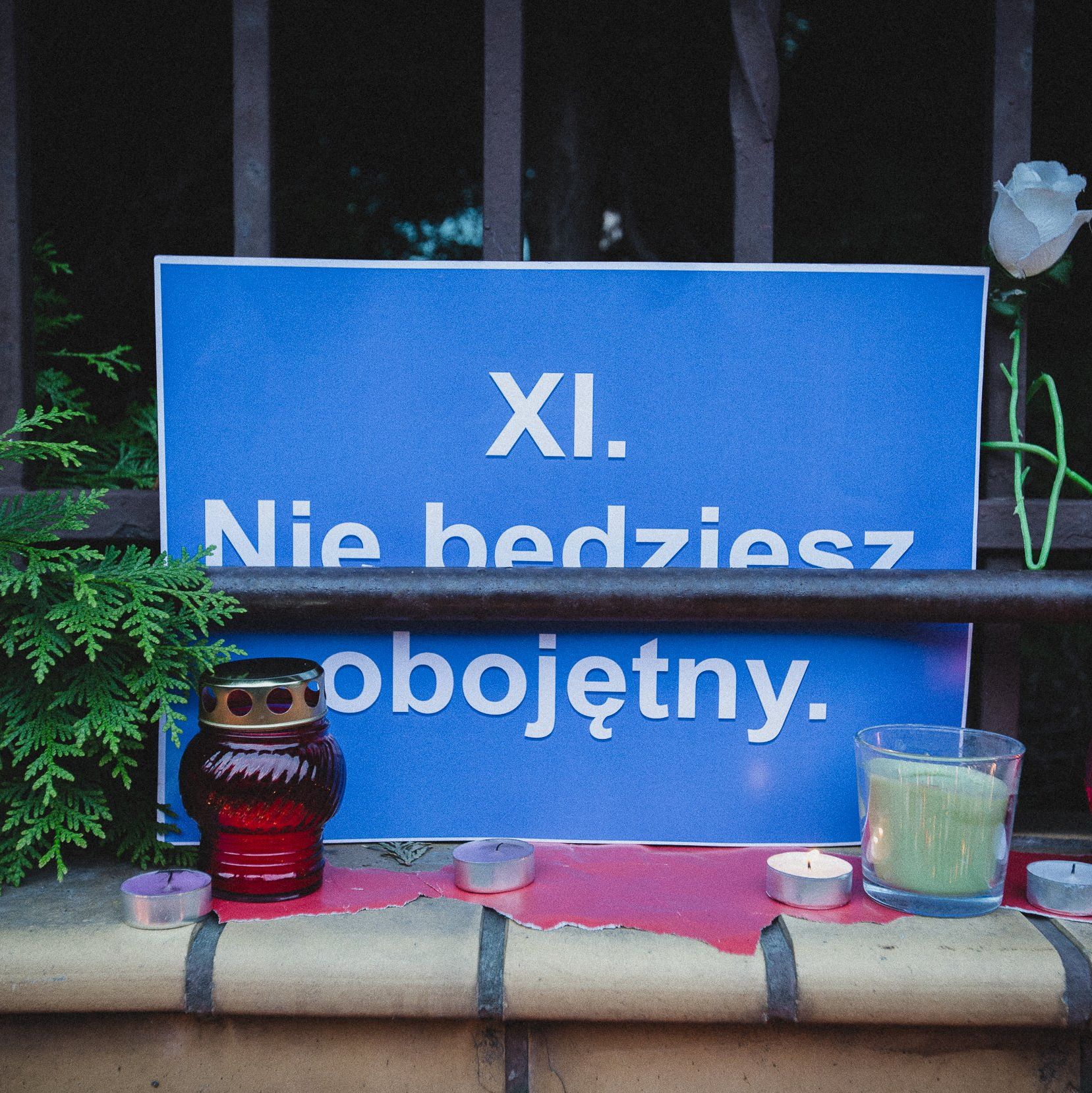 Warszawa, 20.09.2021. 200 osób zapaliło pod Komendą Główną Straży Granicznej znicze dla zmarłych na granicy