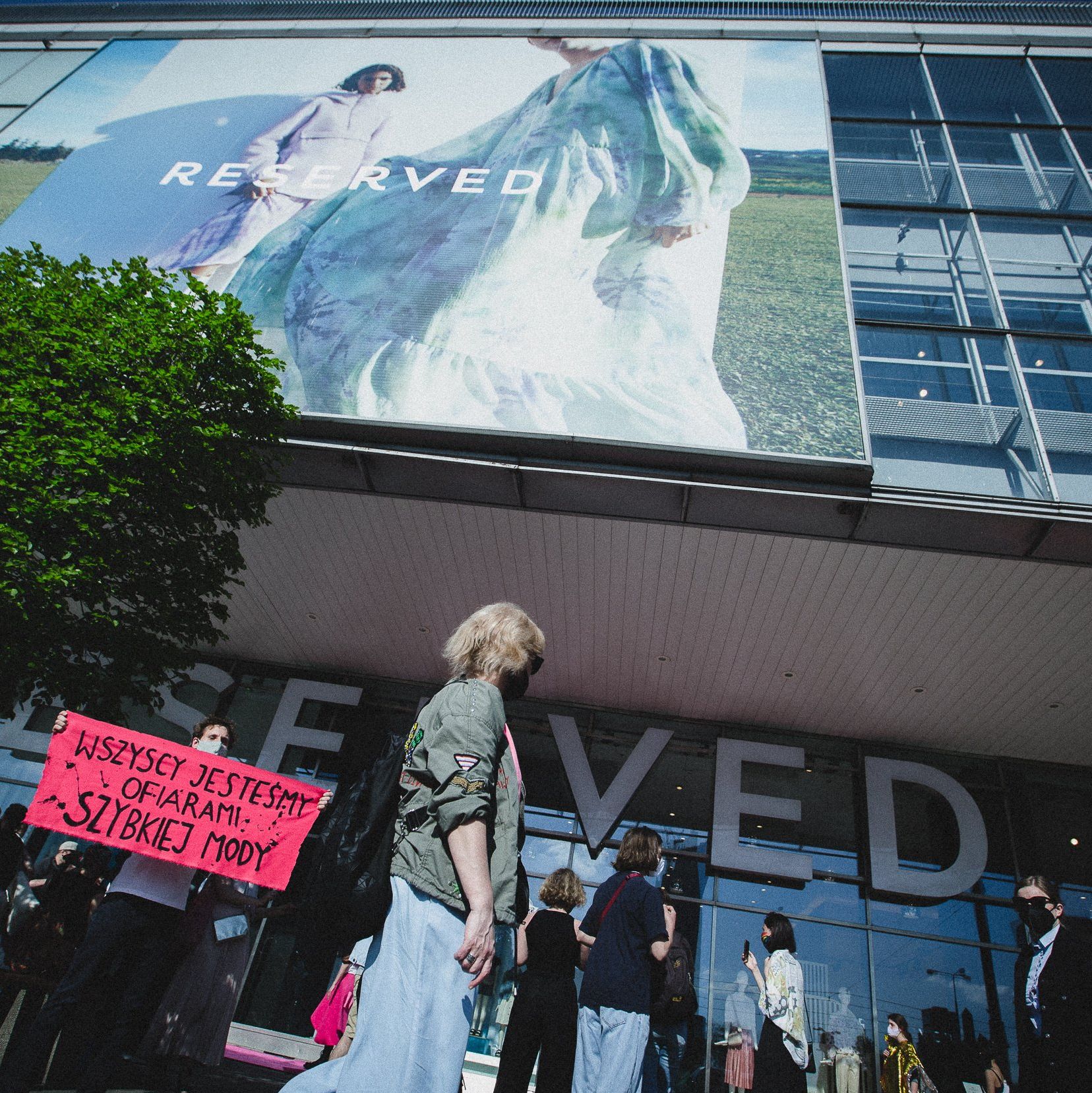 Warszawa, 12.05.2021. Protest Extinction Rebellion przeciw niszczeniu środowiska przez koncerny odzieżowe