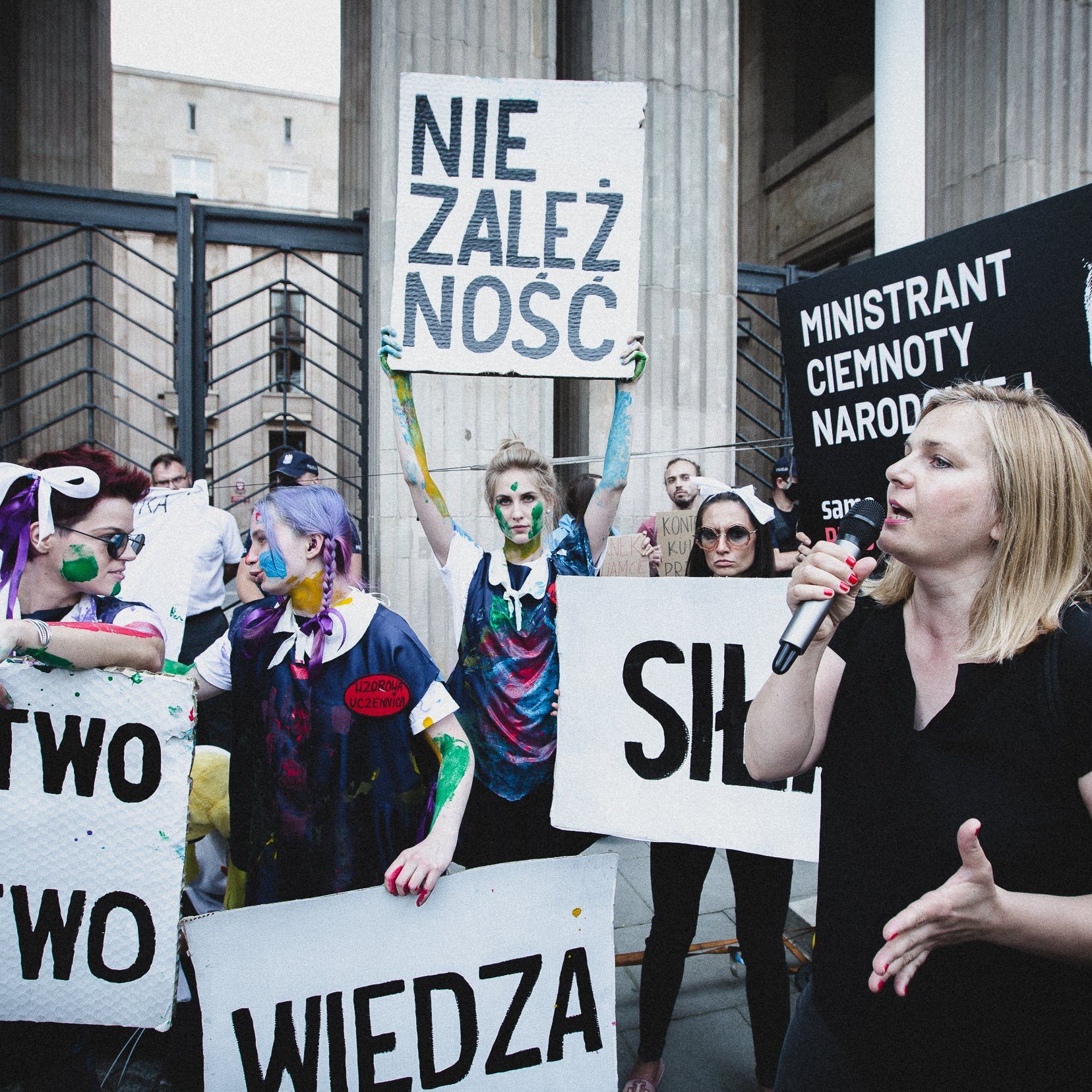 Warszawa, 19.07.2021. Aktywiści i aktywistki protestowali przed siedzibą Ministerwsta Edukacji i Nauki. Pomalowali się tęczowymi farbami, zrobili laurkę dla Czarnka